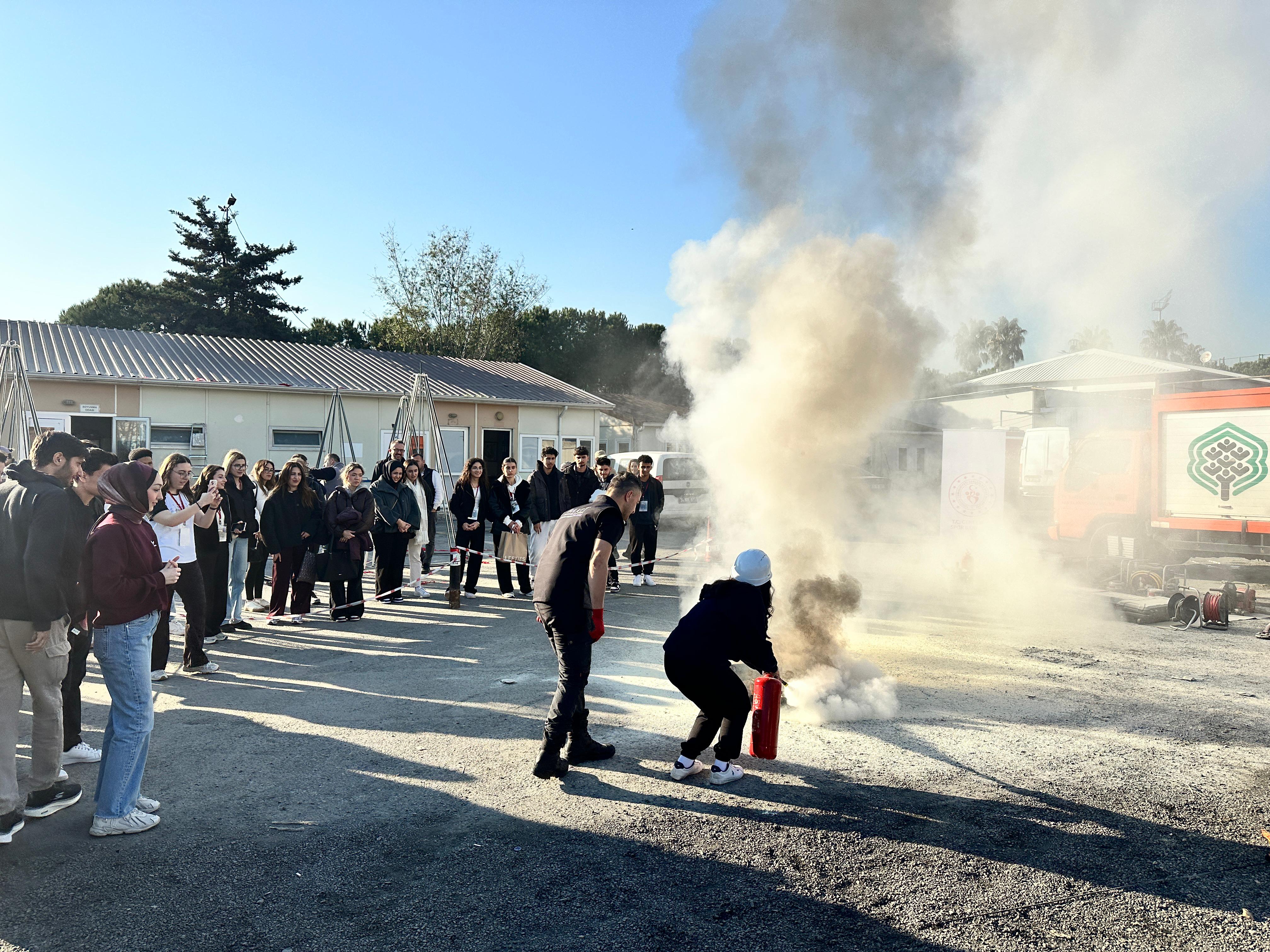 Bakırköy Belediyesi’nden geleceğin hemşirelerine afet eğitimi