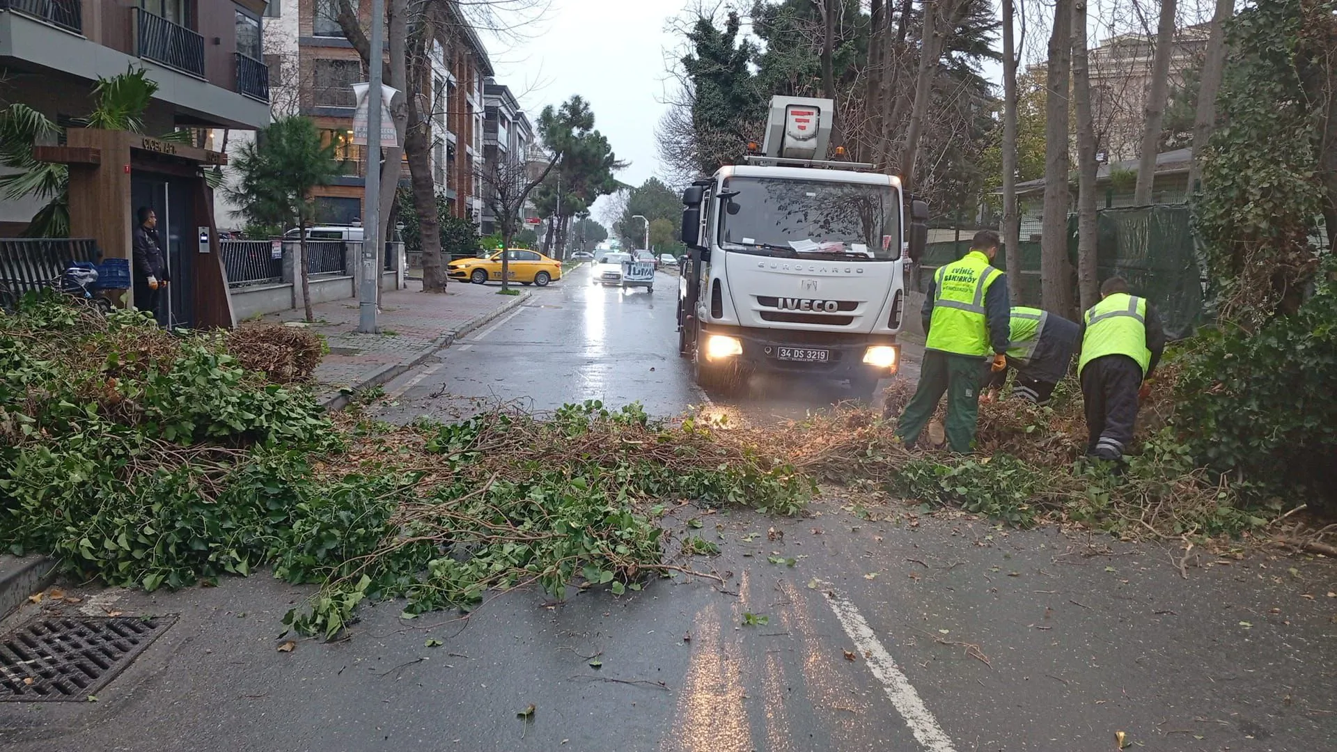 BAKIRKÖY’DE FIRTINA VE YAĞIŞA KARŞI TEYAKKUZ
