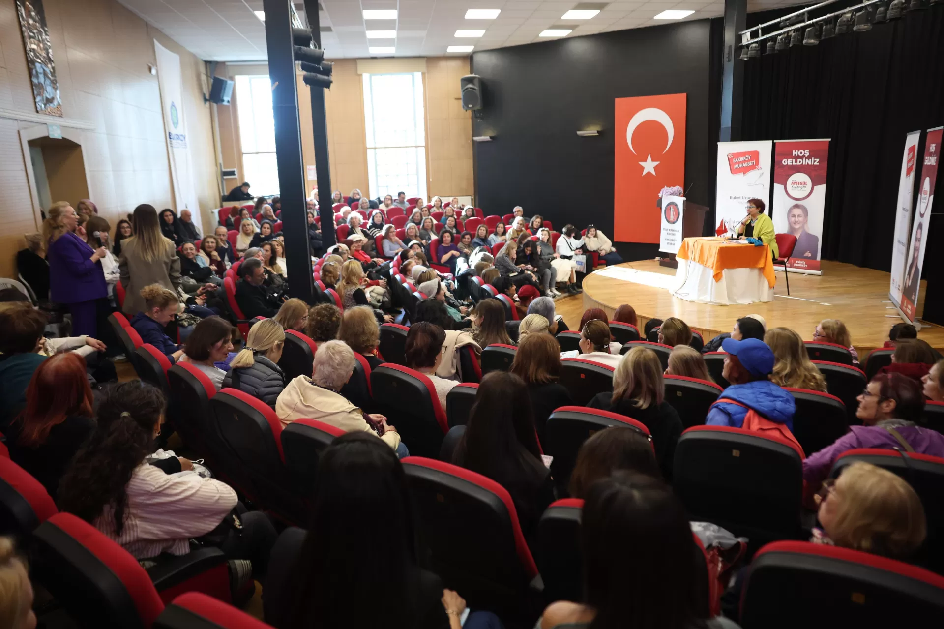 YAZAR BUKET UZUNER BAKIRKÖY’DE UNUTULMAYACAK BİR SÖYLEŞİ GERÇEKLEŞTİRDİ