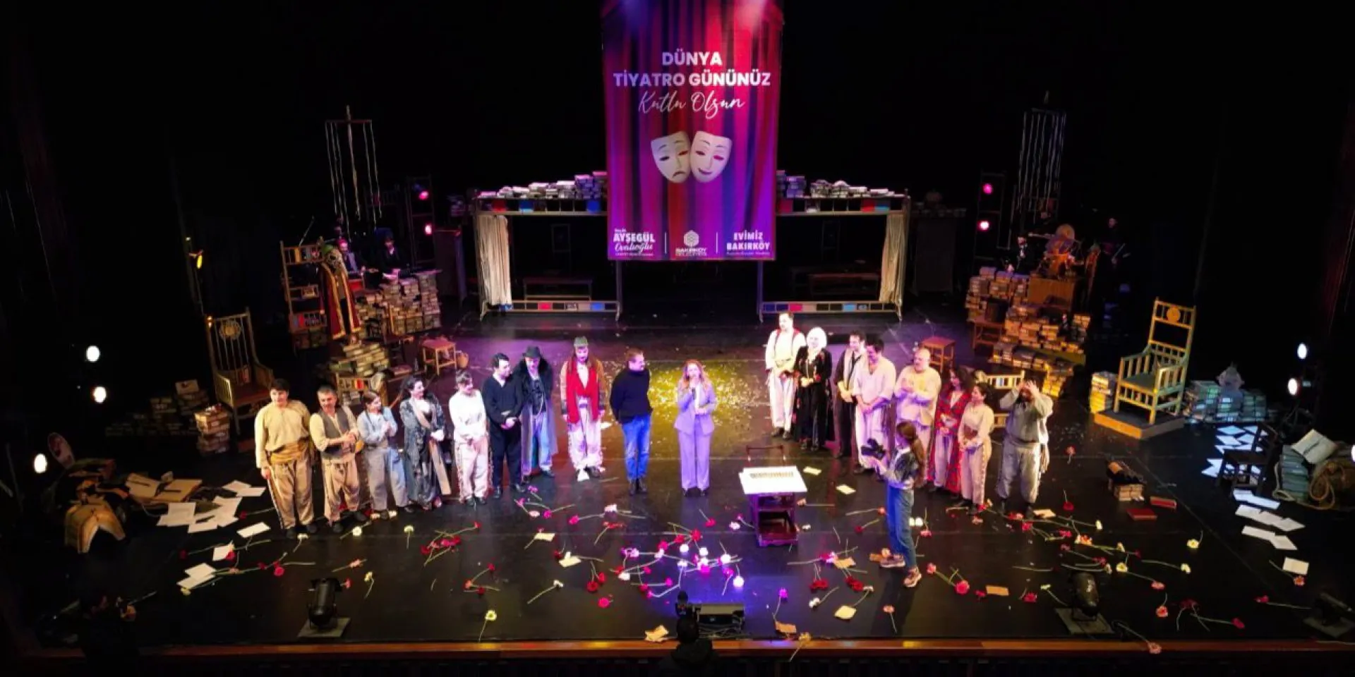 DÜNYA TİYATRO GÜNÜNDE SAHNE ÇİÇEK BAHÇESİNE DÖNDÜ