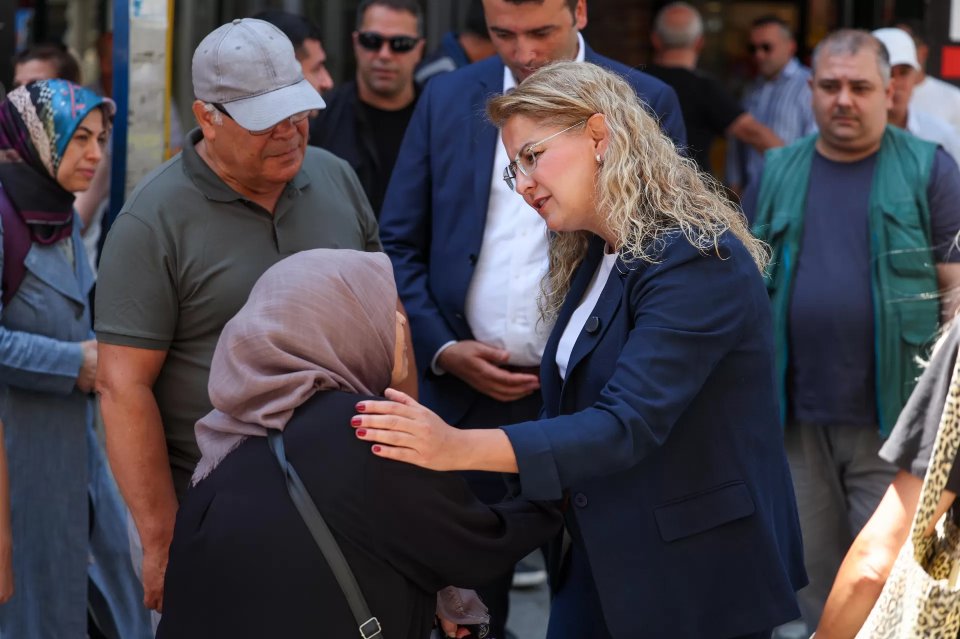 BAKIRKÖY'ÜN YOLLARI YENİLENİYOR