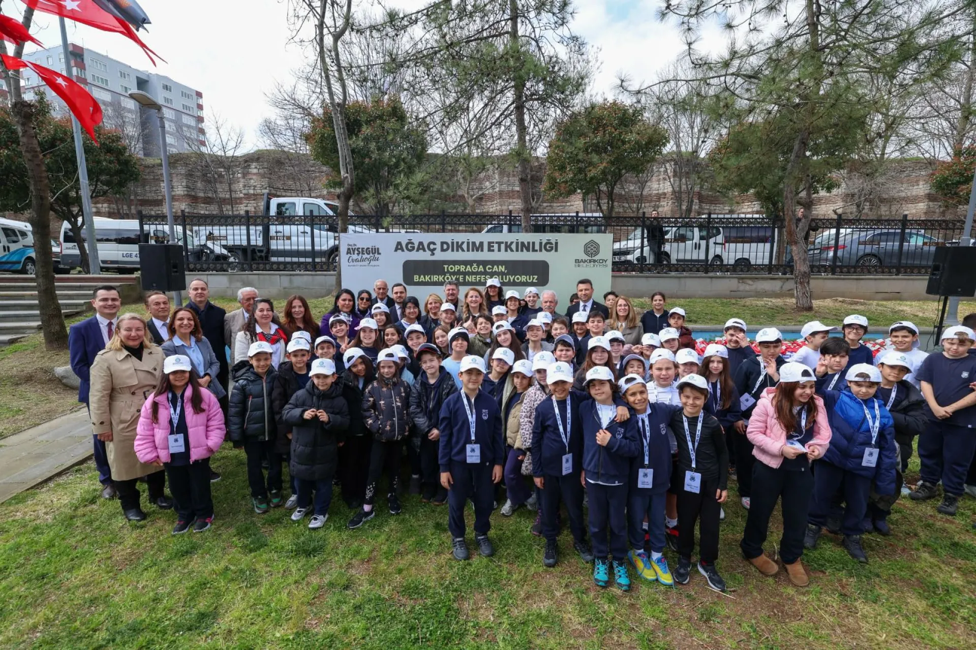 BAKIRKÖY’DE MİNİK ELLER TOPRAĞA CAN VERDİ