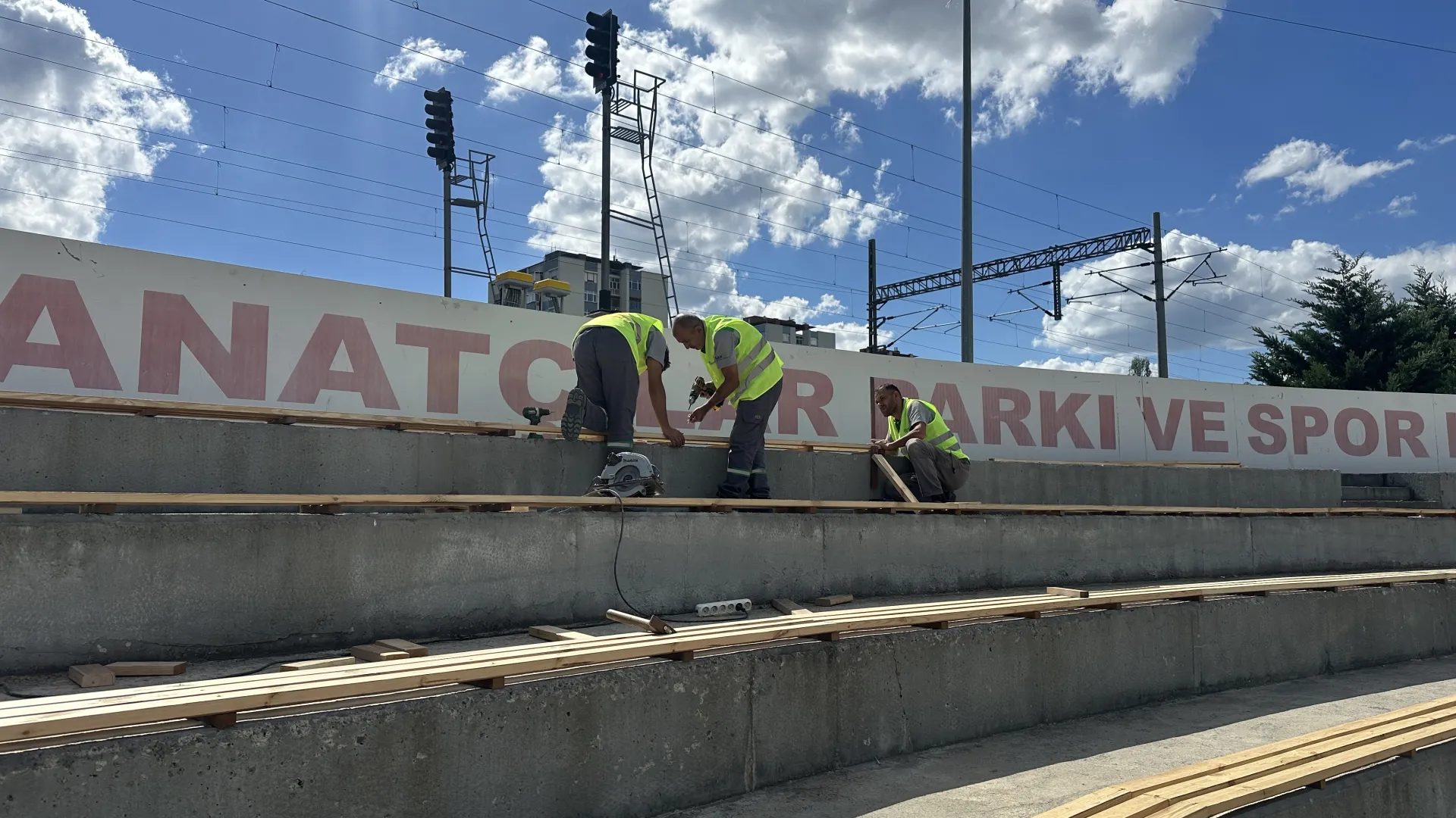 BAKIRKÖY'ÜN YOLLARI YENİLENİYOR, ALTYAPISI GÜÇLENİYOR