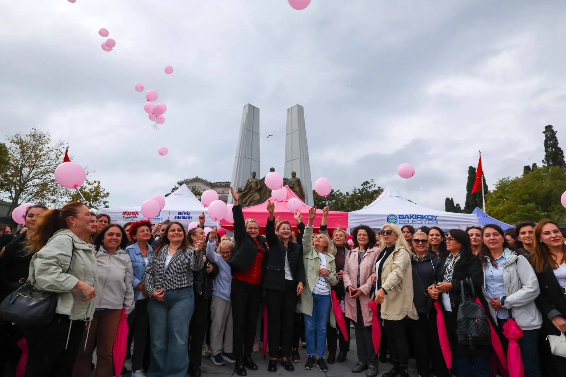 BAKIRKÖY’DE PEMBE ŞEMSİYELERLE MEME KANSERİ FARKINDALIK YÜRÜYÜŞÜ