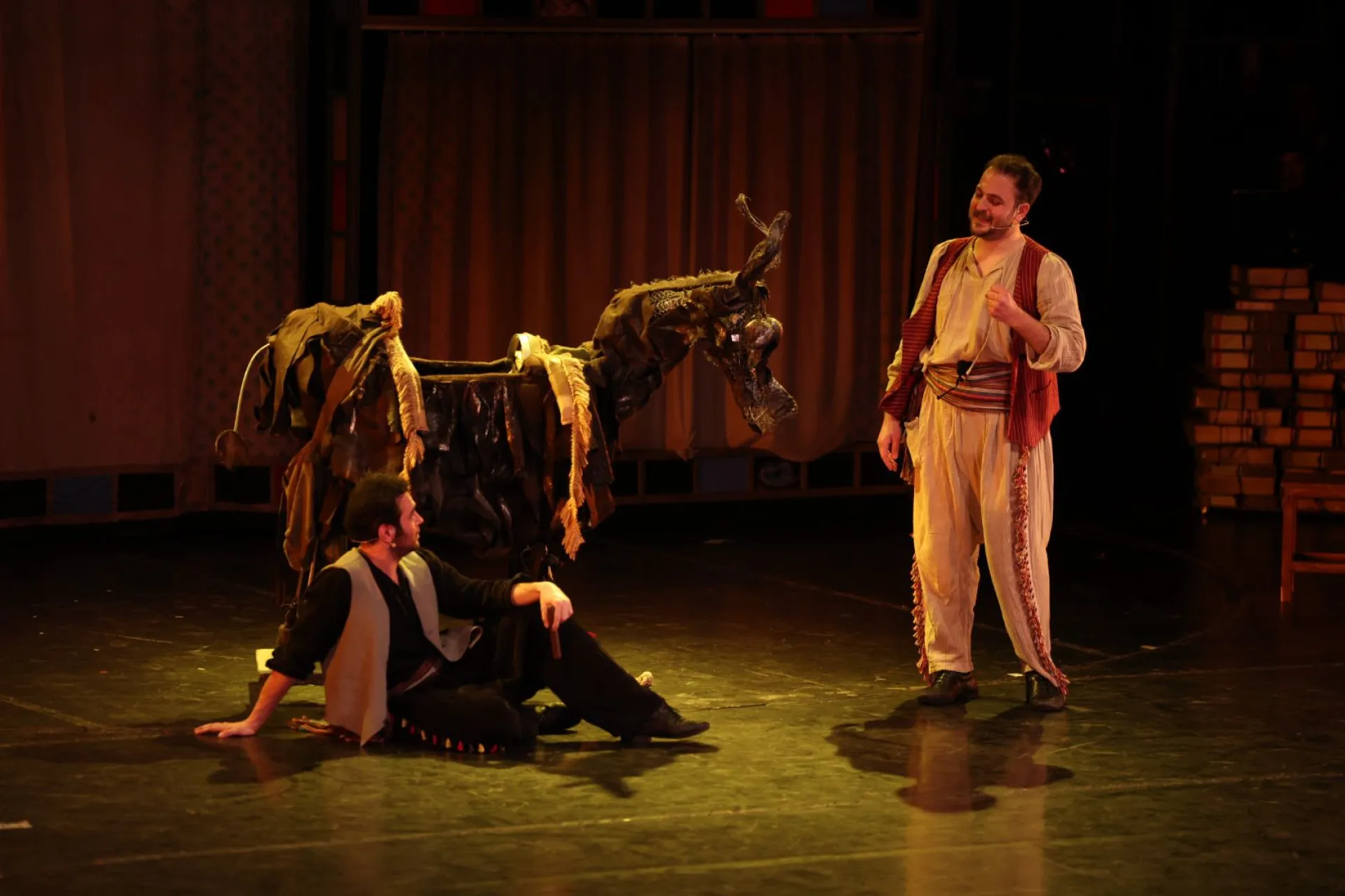 DÜNYA TİYATRO GÜNÜNDE SAHNE ÇİÇEK BAHÇESİNE DÖNDÜ