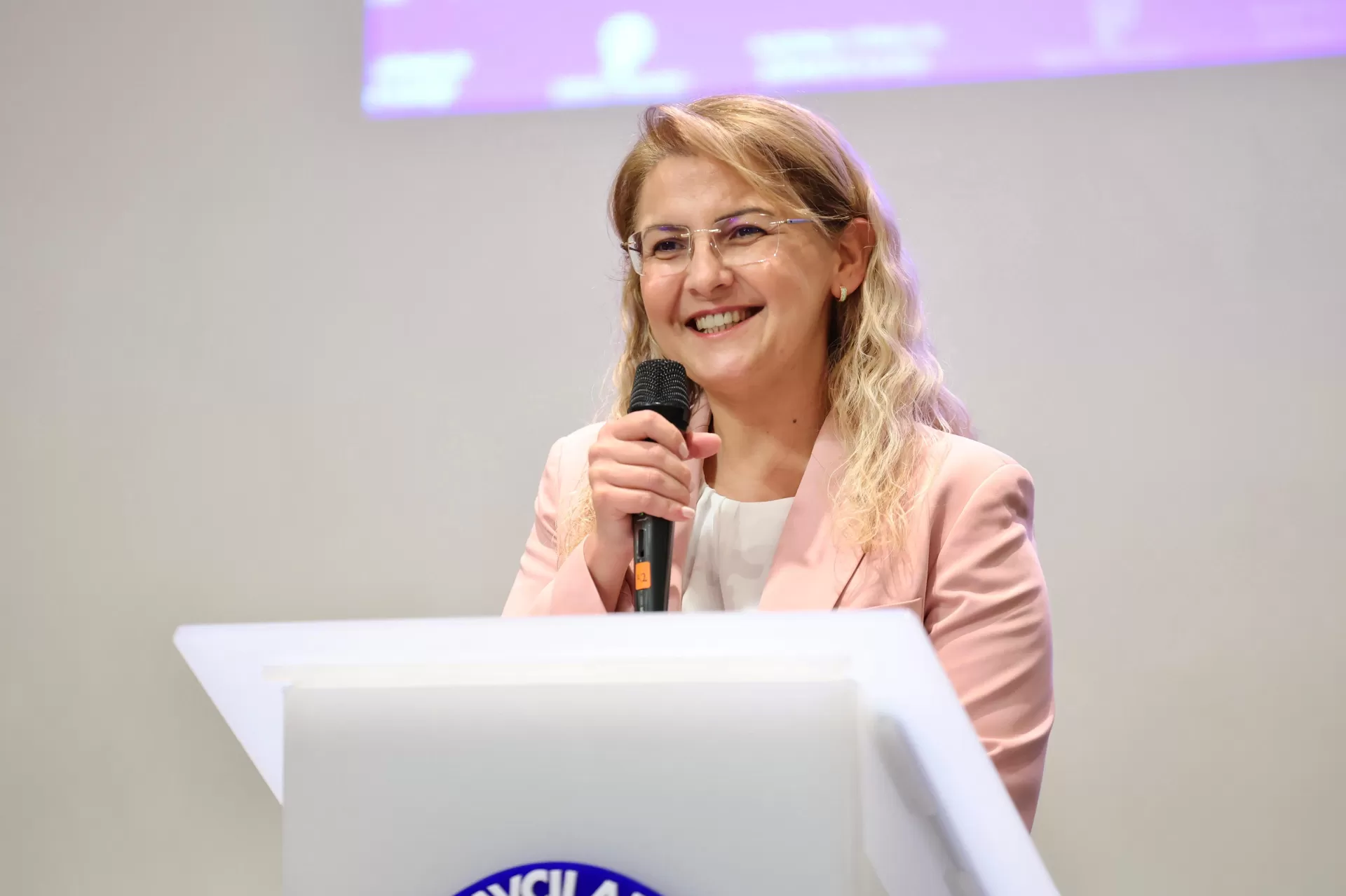 BAŞKAN OVALIOĞLU: “HER KADININ GÜÇLÜ, GÜVENDE VE EŞİT OLDUĞU BİR DÜNYA KURMAYA KARARLIYIZ”