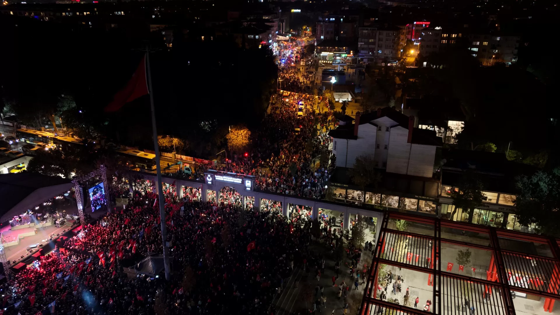 BAKIRKÖY’DE CUMHURİYET DAHA ÖNCE GÖRÜLMEMİŞ BİR COŞKUYLA KUTLANDI