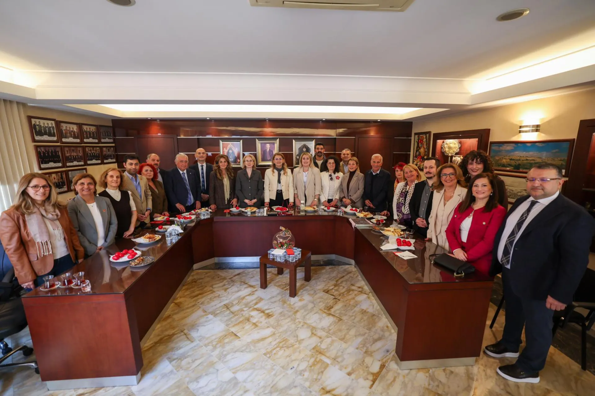 BAŞKAN OVALIOĞLU VATANDAŞLARIN PASKALYASINI KUTLADI