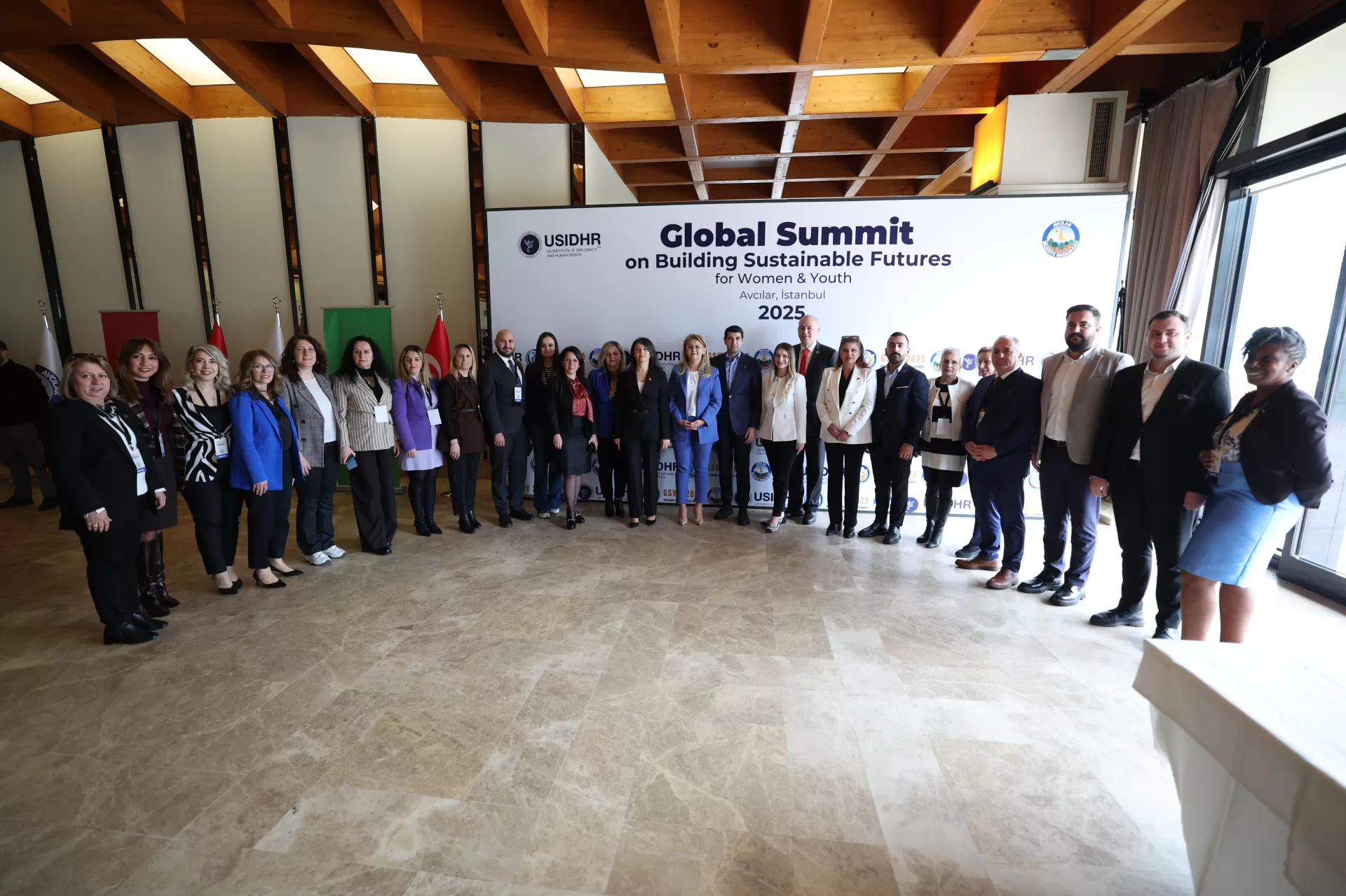 BAŞKAN OVALIOĞLU KADIN VE GENÇLİK ZİRVESİNDE KONUŞTU: “İSTANBUL’UN YEREL DENEYİMİ, DÜNYA İÇİN MODEL OLABİLİR”