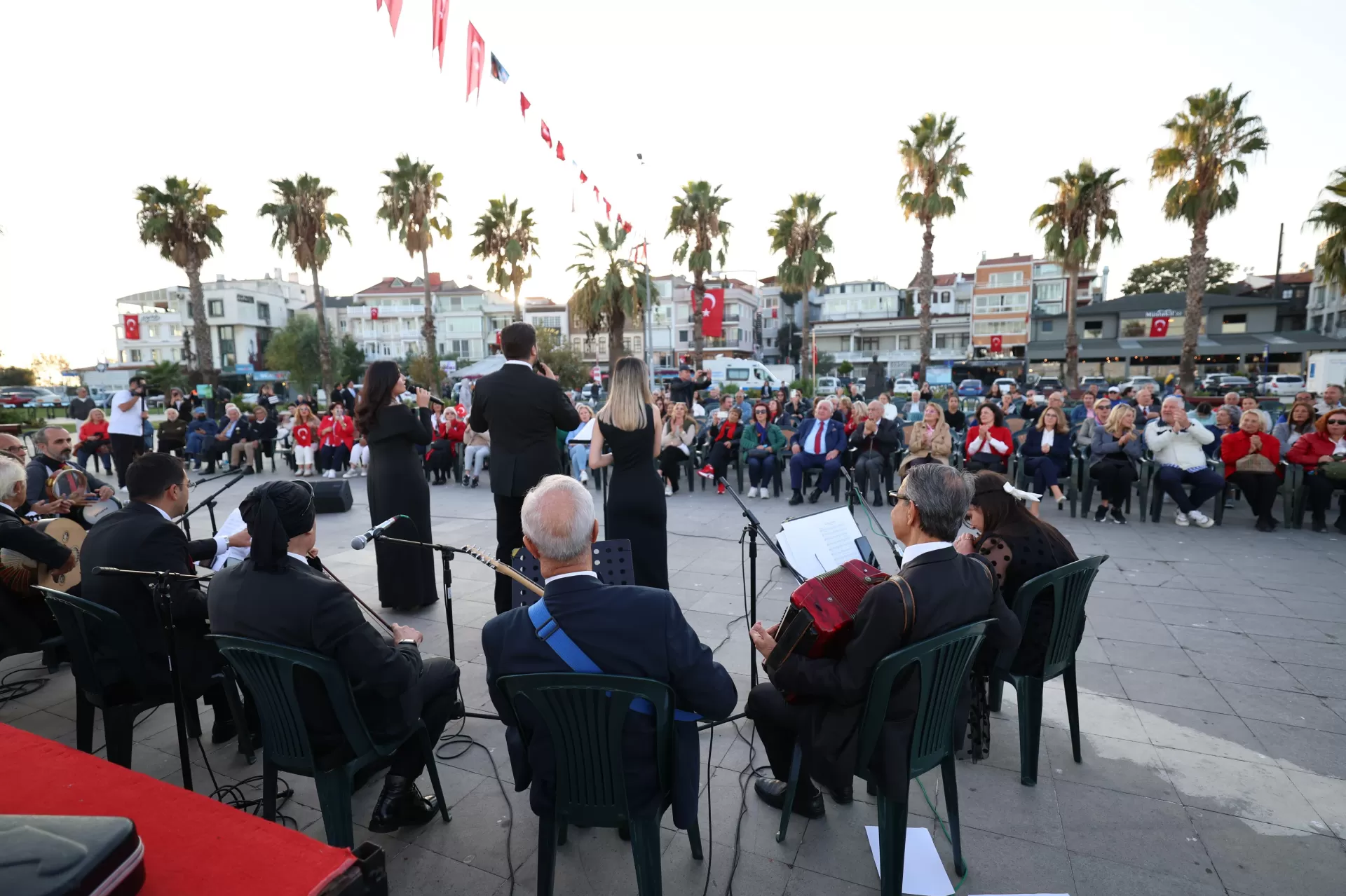 ’CUMHURİYET BİZİM’ ŞENLİKLERİ BAKIRKÖY’ÜN DÖRT BİR YANINDA DEVAM EDİYOR