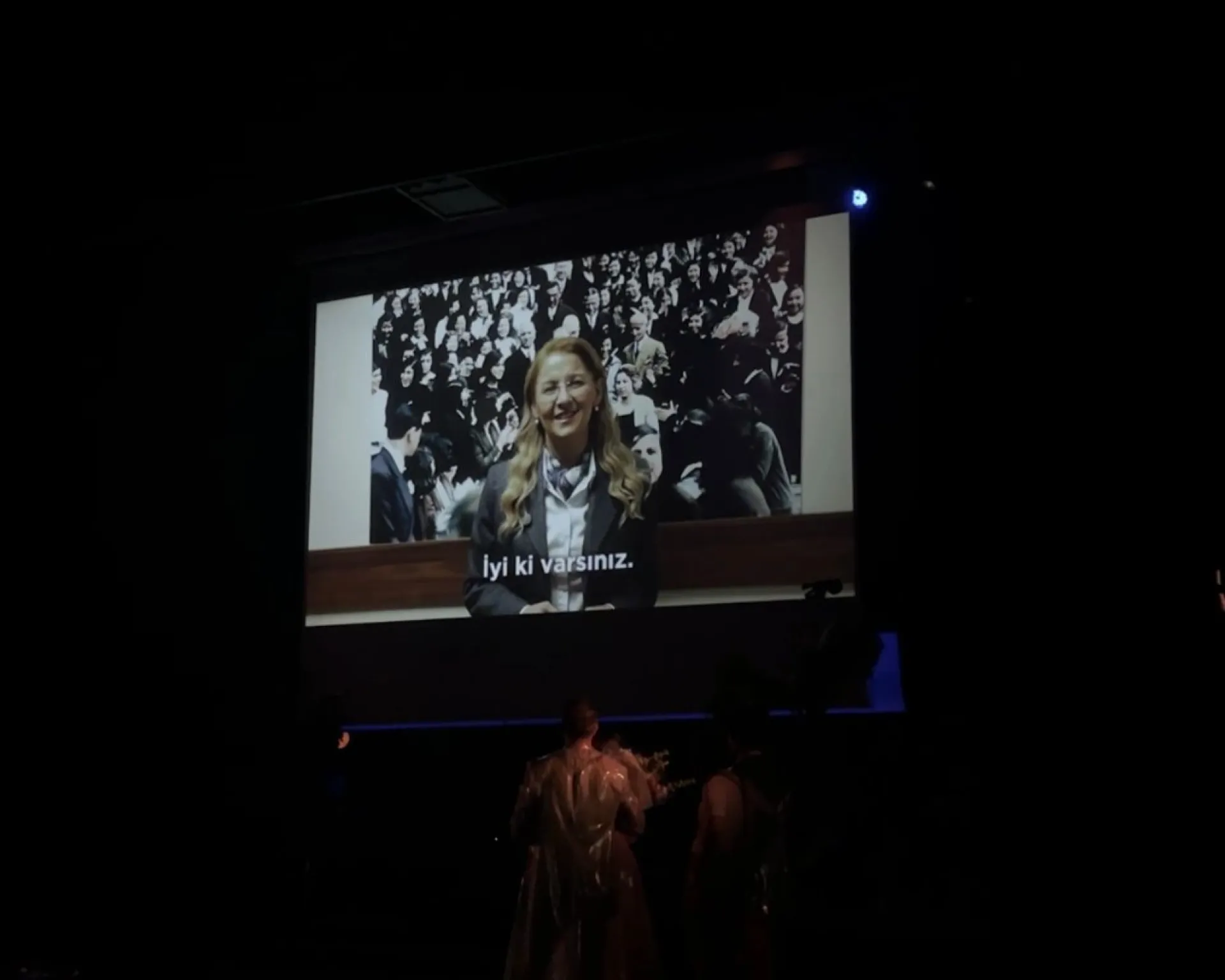 BAKIRKÖY BELEDİYE TİYATROLARI SAĞLIK ÇALIŞANLARI İÇİN SAHNELEDİ