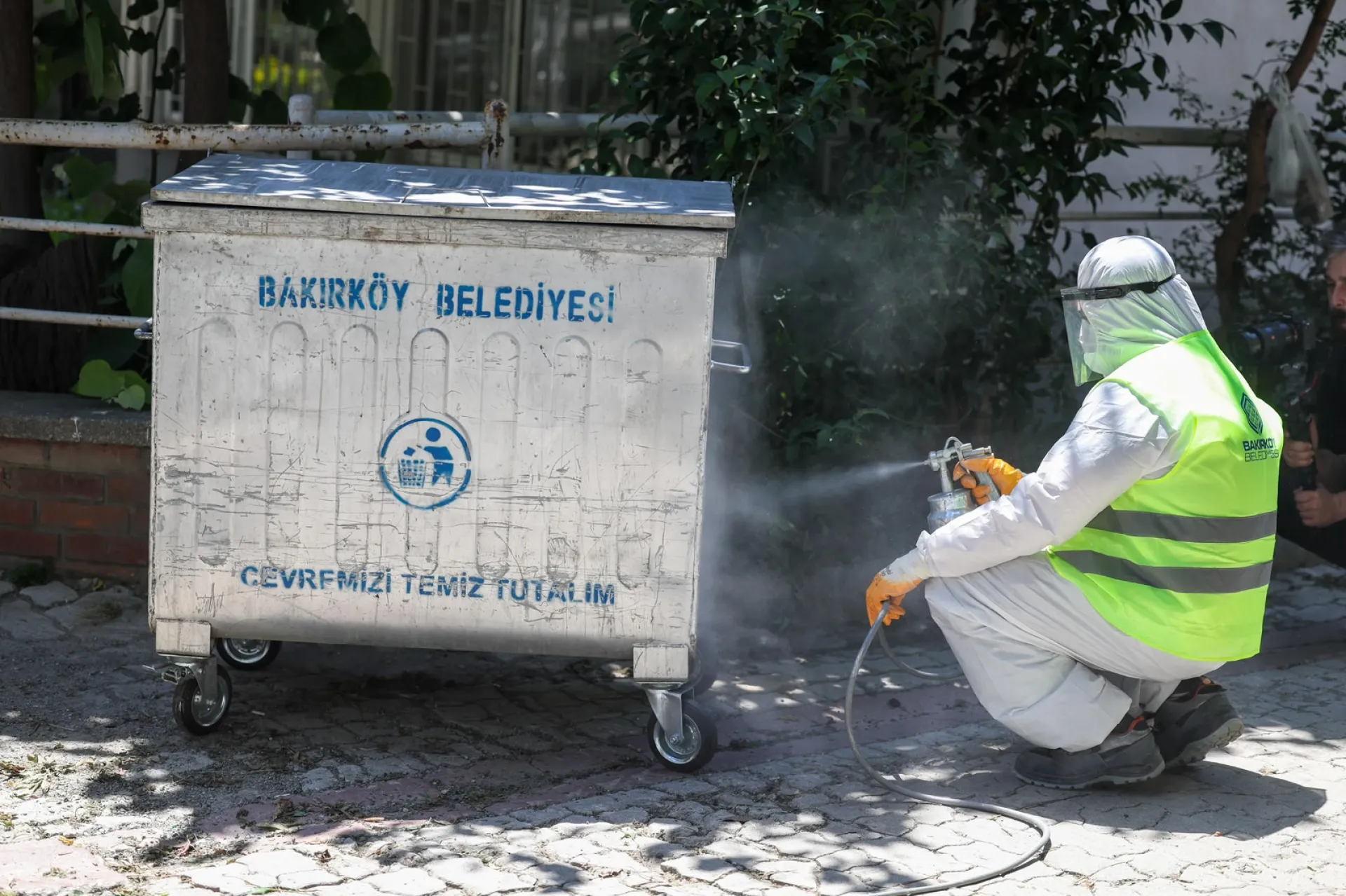 BAKIRKÖY'DE TEMİZLİK SEFERBERLİĞİ TÜM HIZIYLA SÜRÜYOR