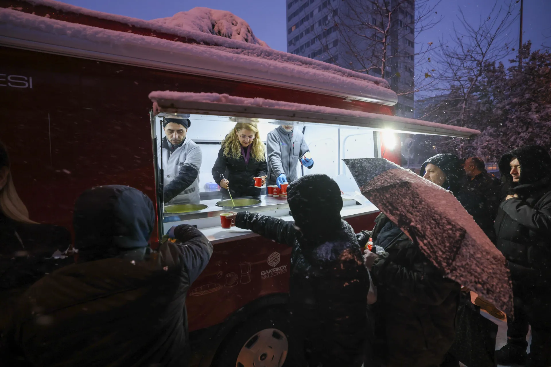 BAŞKAN OVALIOĞLU’NDAN KARDA SICAK ÇORBA İKRAMI