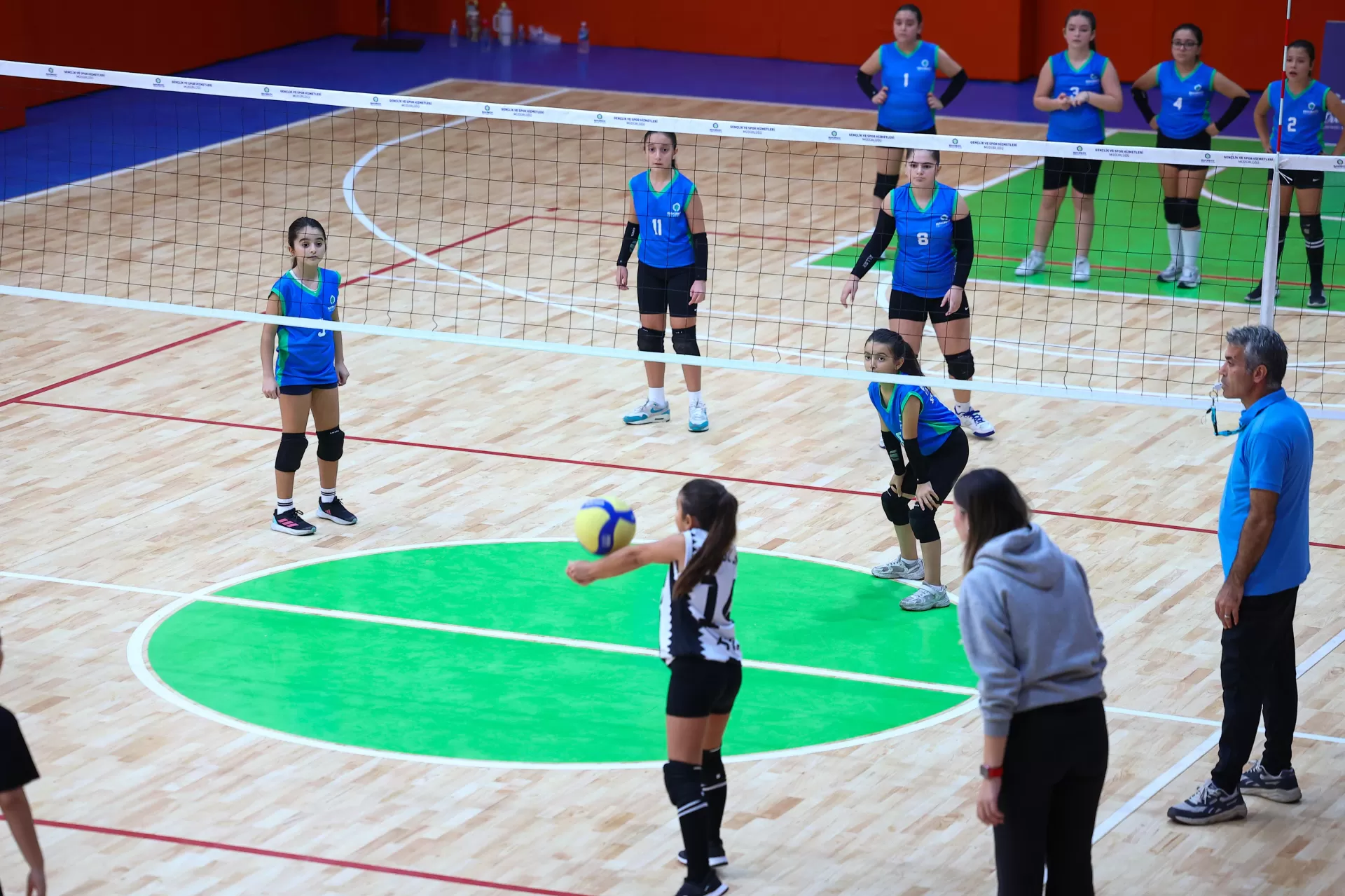 BAKIRKÖY BELEDİYESİ SPOR KOMPLEKSİ YEPYENİ HALİYLE HİZMETE AÇILDI