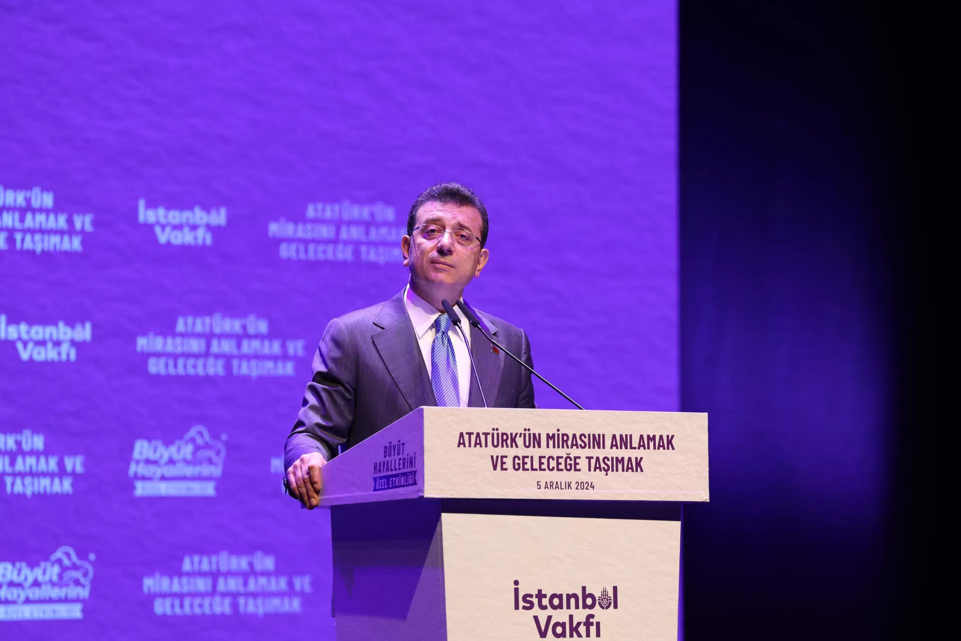 BAŞKAN OVALIOĞLU: KADININ GÜVENDE VE EŞİT OLDUĞU BİR DÜNYA KURMAYA KARARLIYIZ