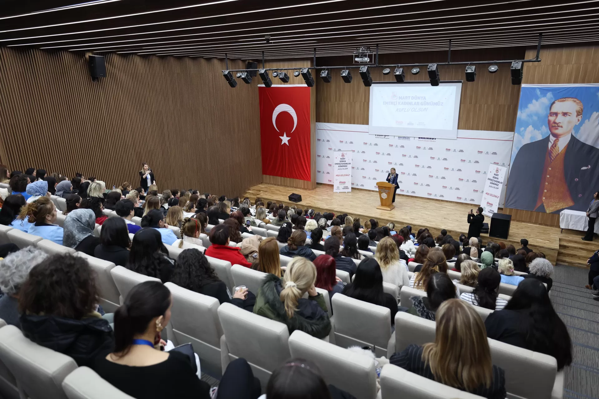 BAŞKAN OVALIOĞLU, KADIN ÇALIŞANLARLA BULUŞTU