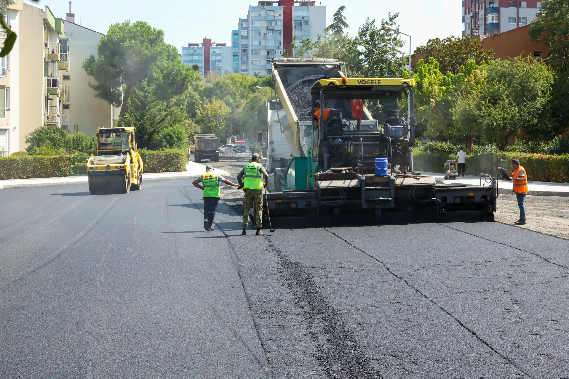BAKIRKÖY'ÜN YOLLARI YENİLENİYOR, ALTYAPISI GÜÇLENİYOR