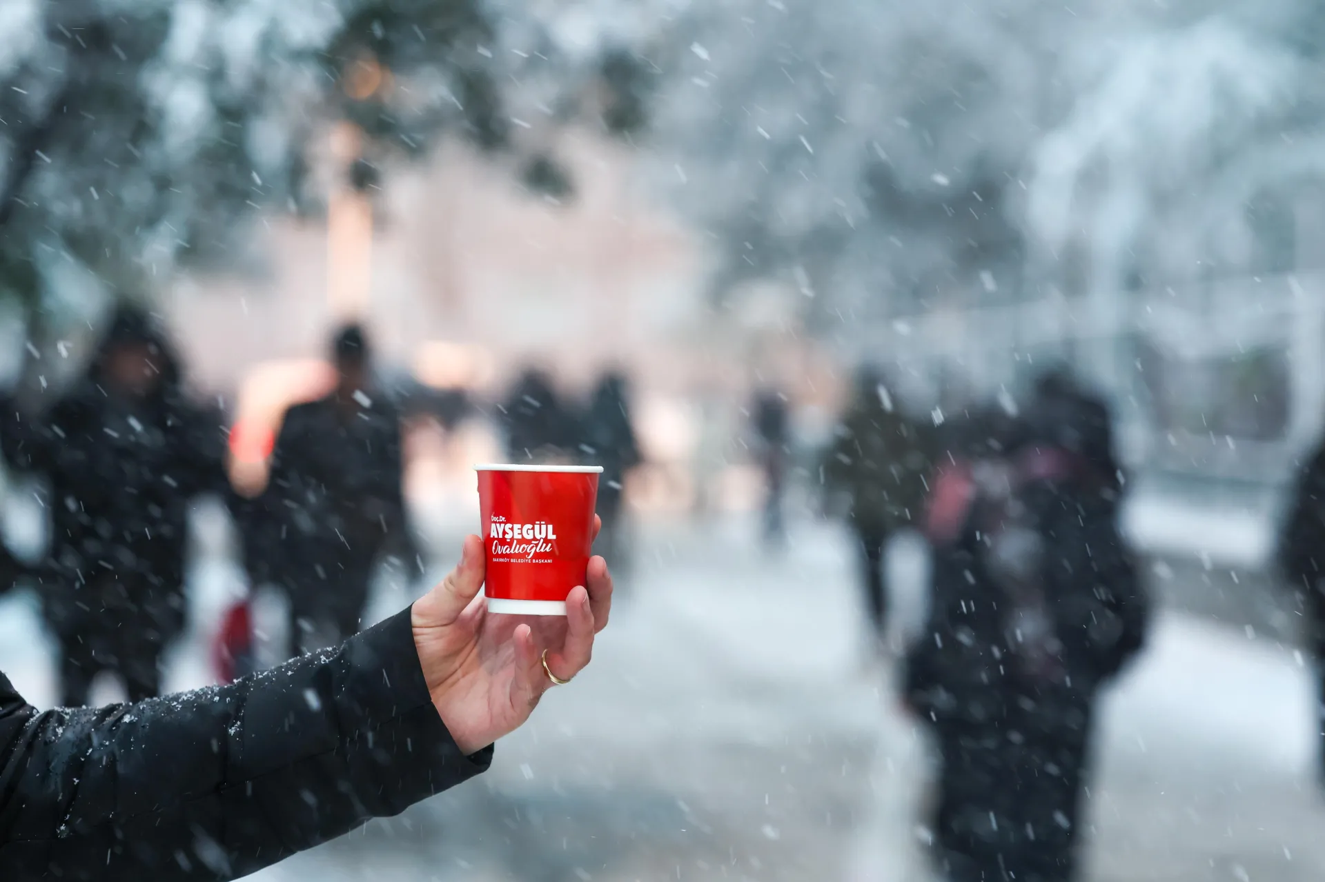 BAŞKAN OVALIOĞLU’NDAN KARDA SICAK ÇORBA İKRAMI