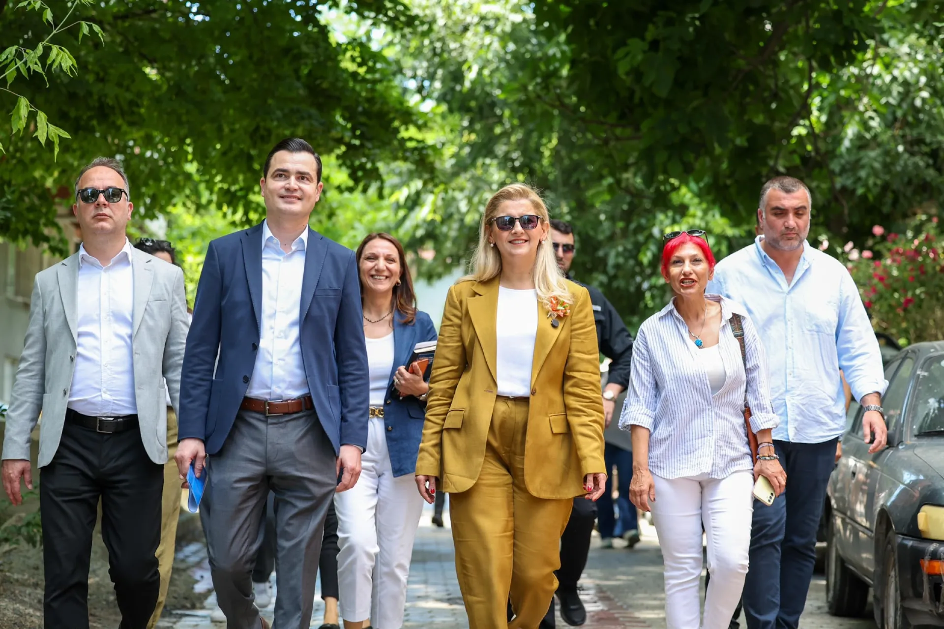 BAKIRKÖY'DE TEMİZLİK SEFERBERLİĞİ TÜM HIZIYLA SÜRÜYOR