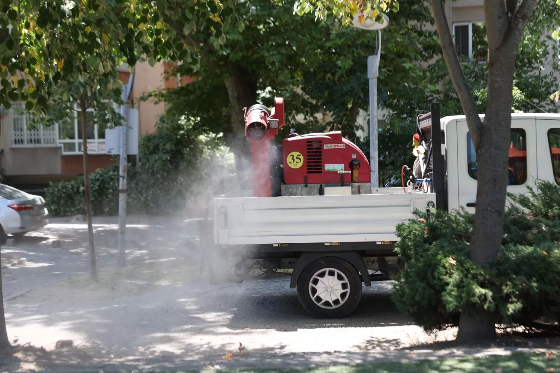 BAKIRKÖY’DE ZARARLILARA KARŞI İLAÇLAMA SEFERBERLİĞİ