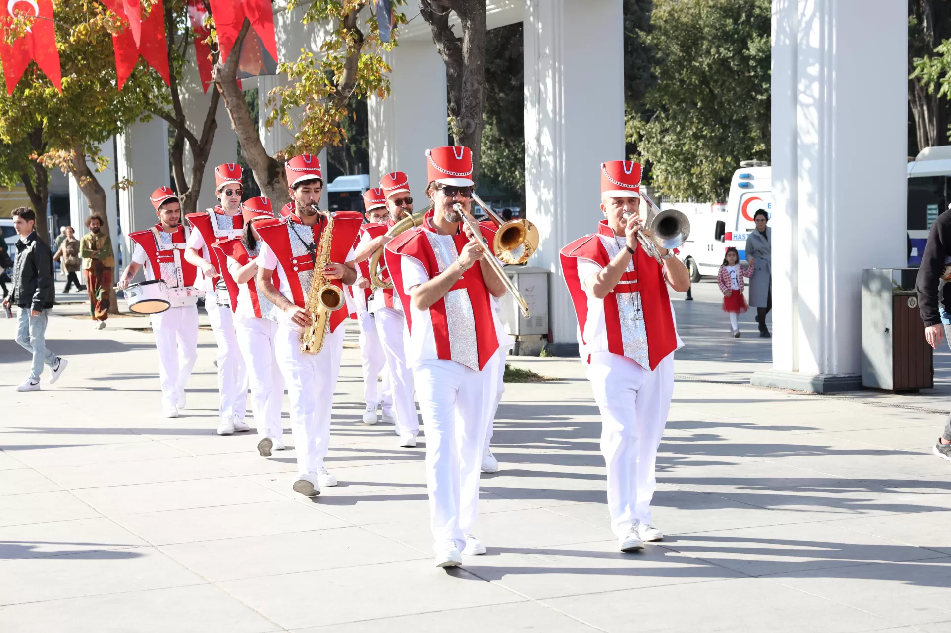 ’CUMHURİYET BİZİM’ ŞENLİKLERİ BAKIRKÖY’ÜN DÖRT BİR YANINDA DEVAM EDİYOR