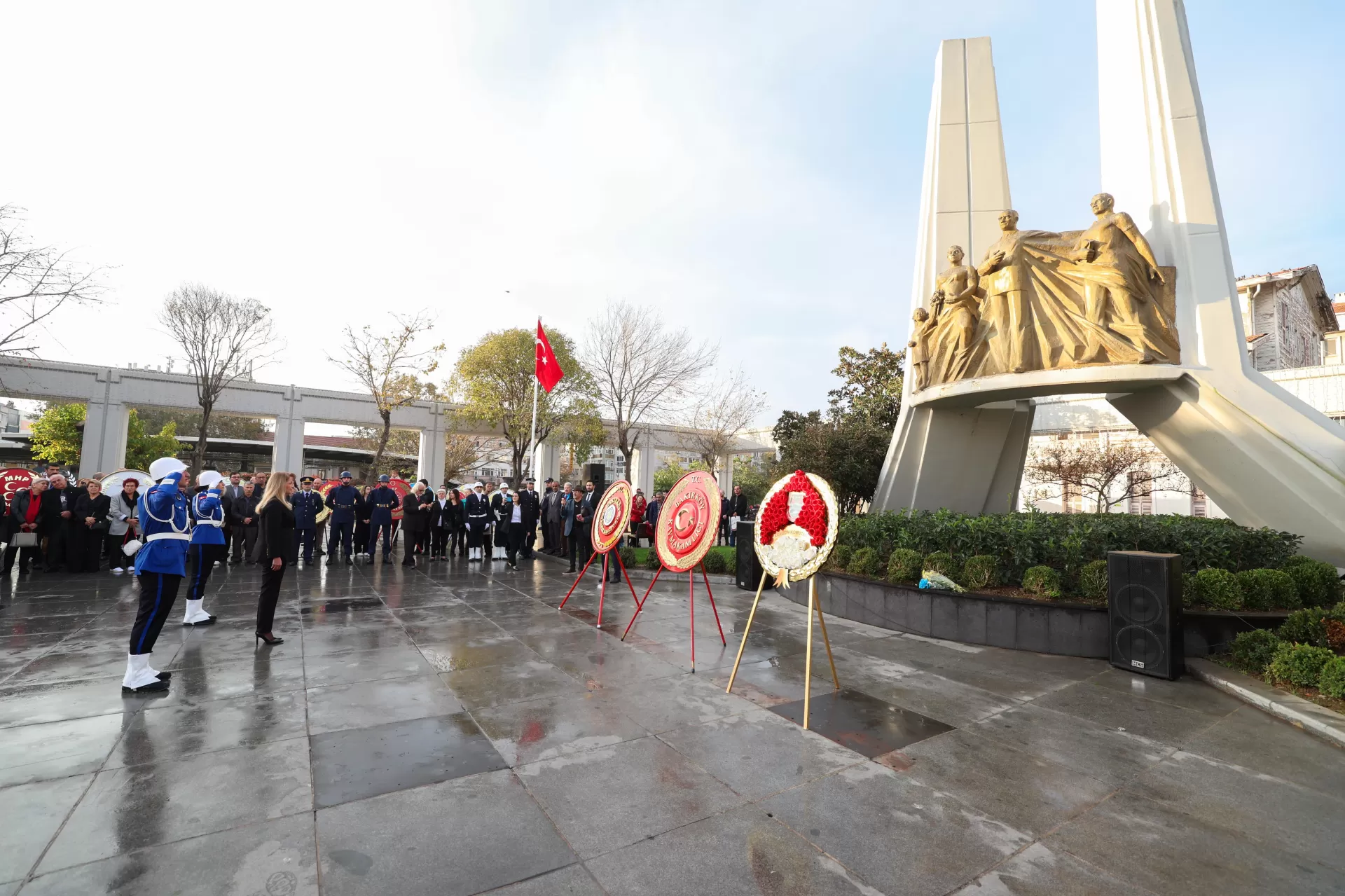 BAKIRKÖY 10 KASIM’DA ATASINI ANDI
