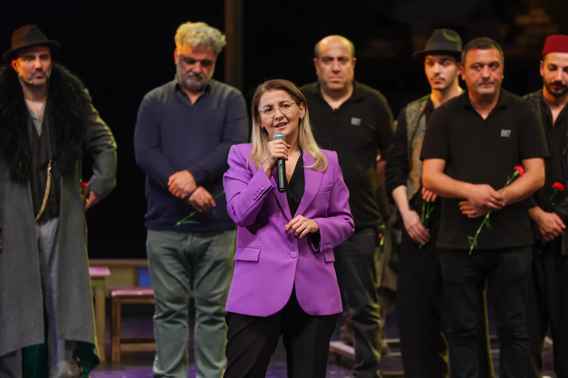 “EŞEĞİN GÖLGESİ” BAKIRKÖY’DE GÖRKEMLİ GALA İLE SAHNELENDİ