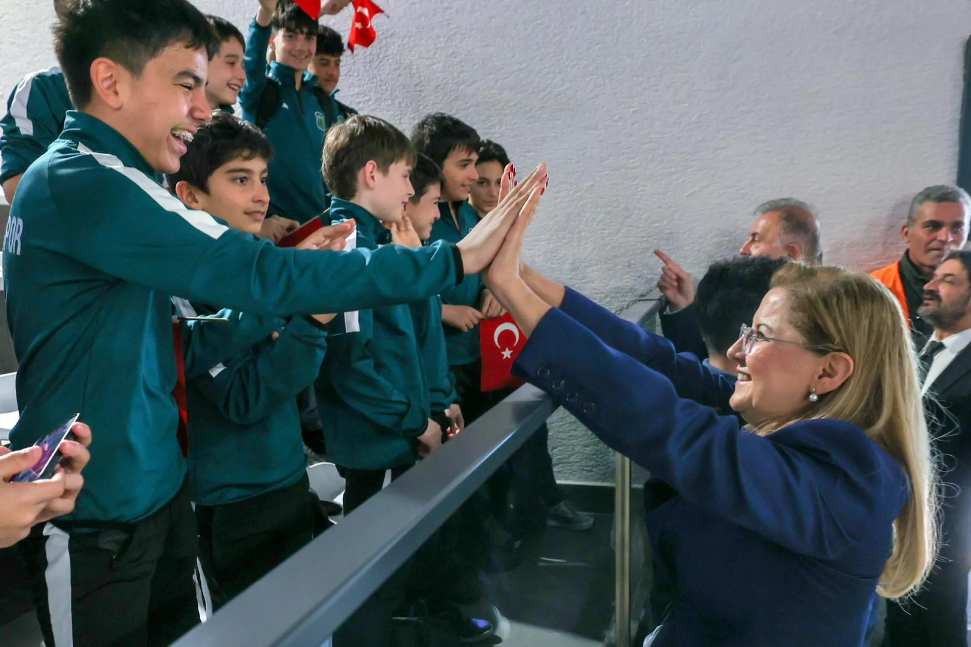 BAKIRKÖY BELEDİYESİ YÜZME HAVUZU YENİLENEN YÜZÜYLE AÇILDI