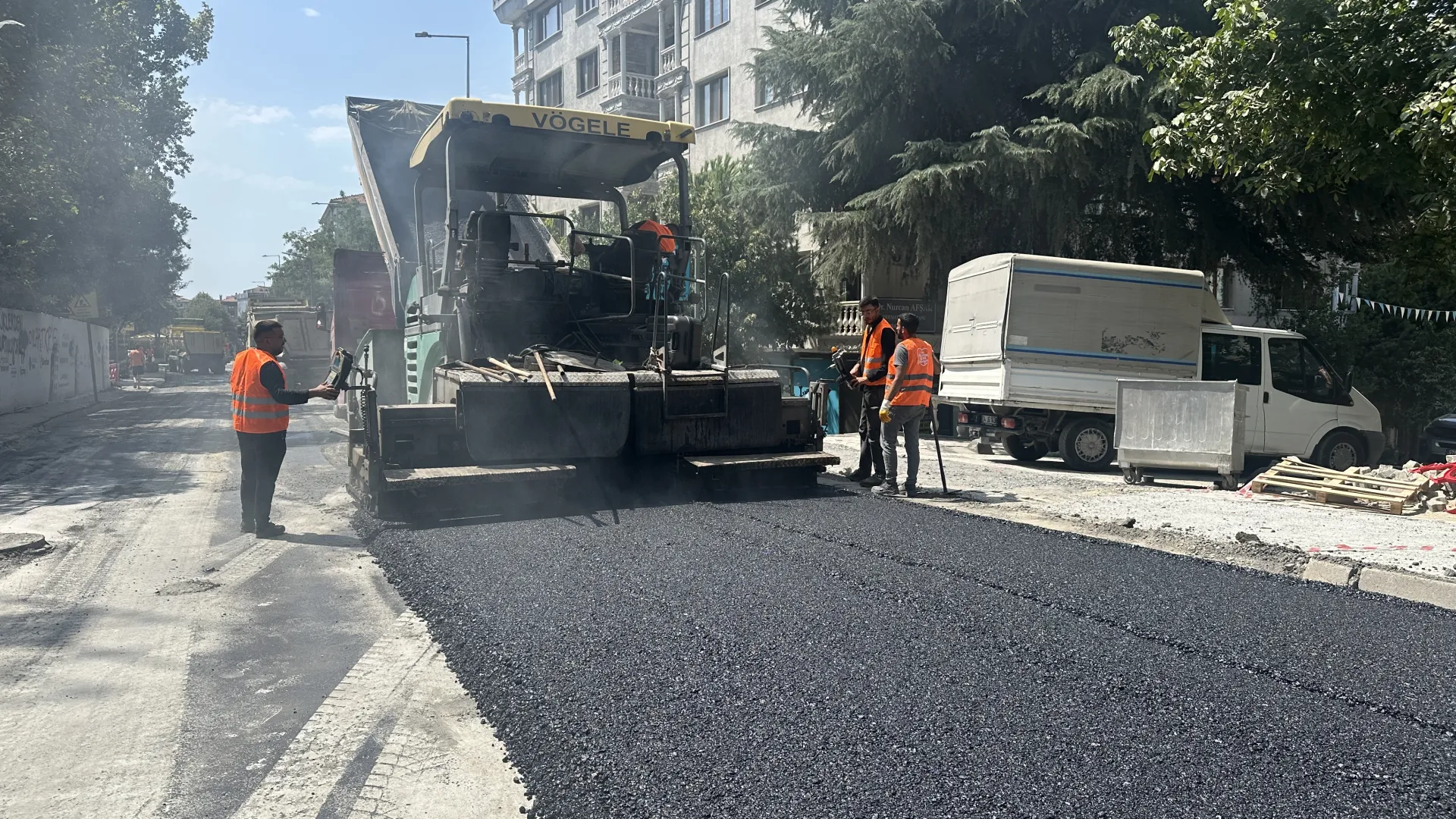 BAKIRKÖY'ÜN YOLLARI YENİLENİYOR, ALTYAPISI GÜÇLENİYOR