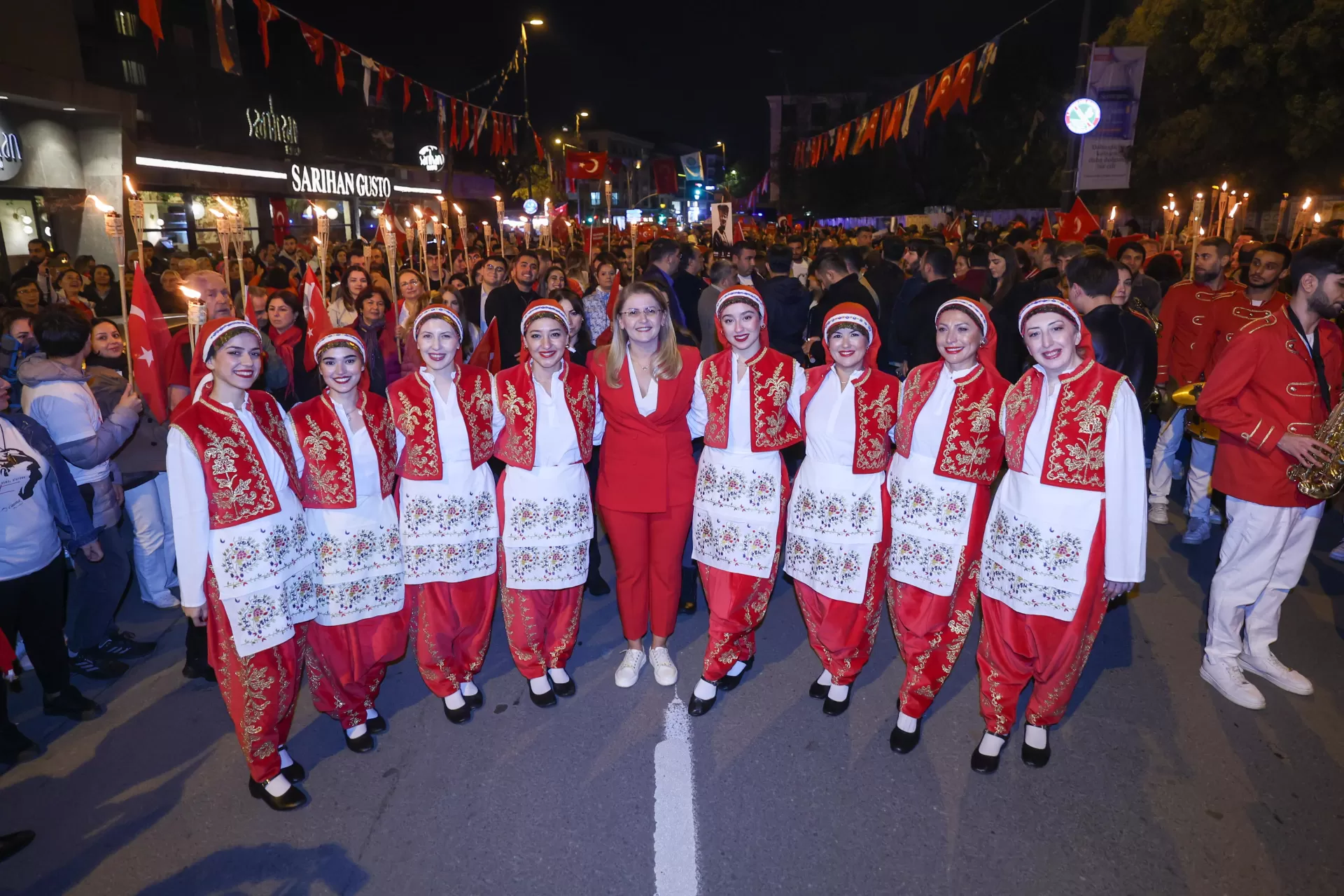 BAKIRKÖY’DE CUMHURİYET COŞKUSU KORAY AVCI KONSERİ İLE TAÇLANDI