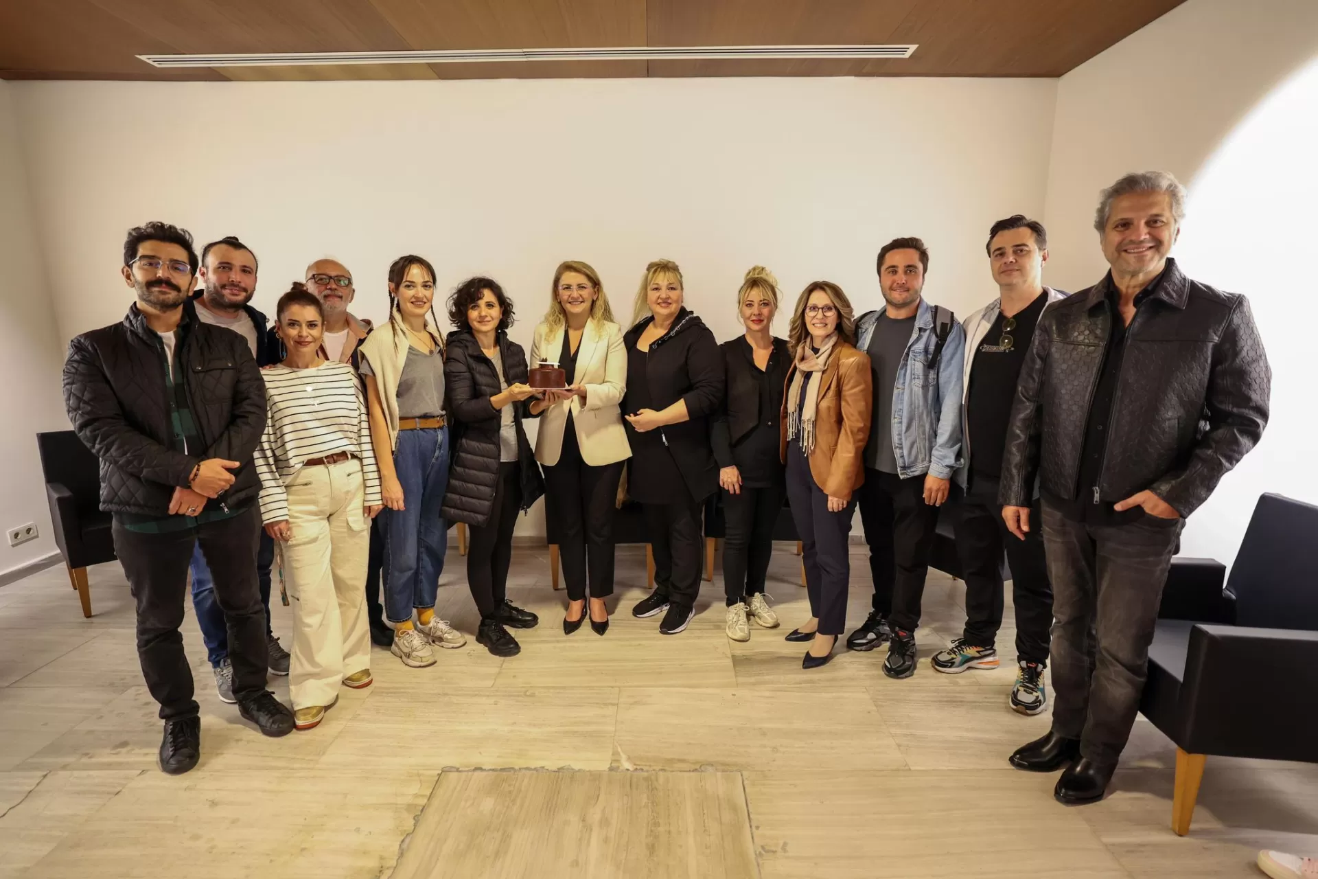 BAŞKAN OVALIOĞLU, YENİLENEN LEYLA GENCER’DEKİ İLK OYUNU İZLEDİ