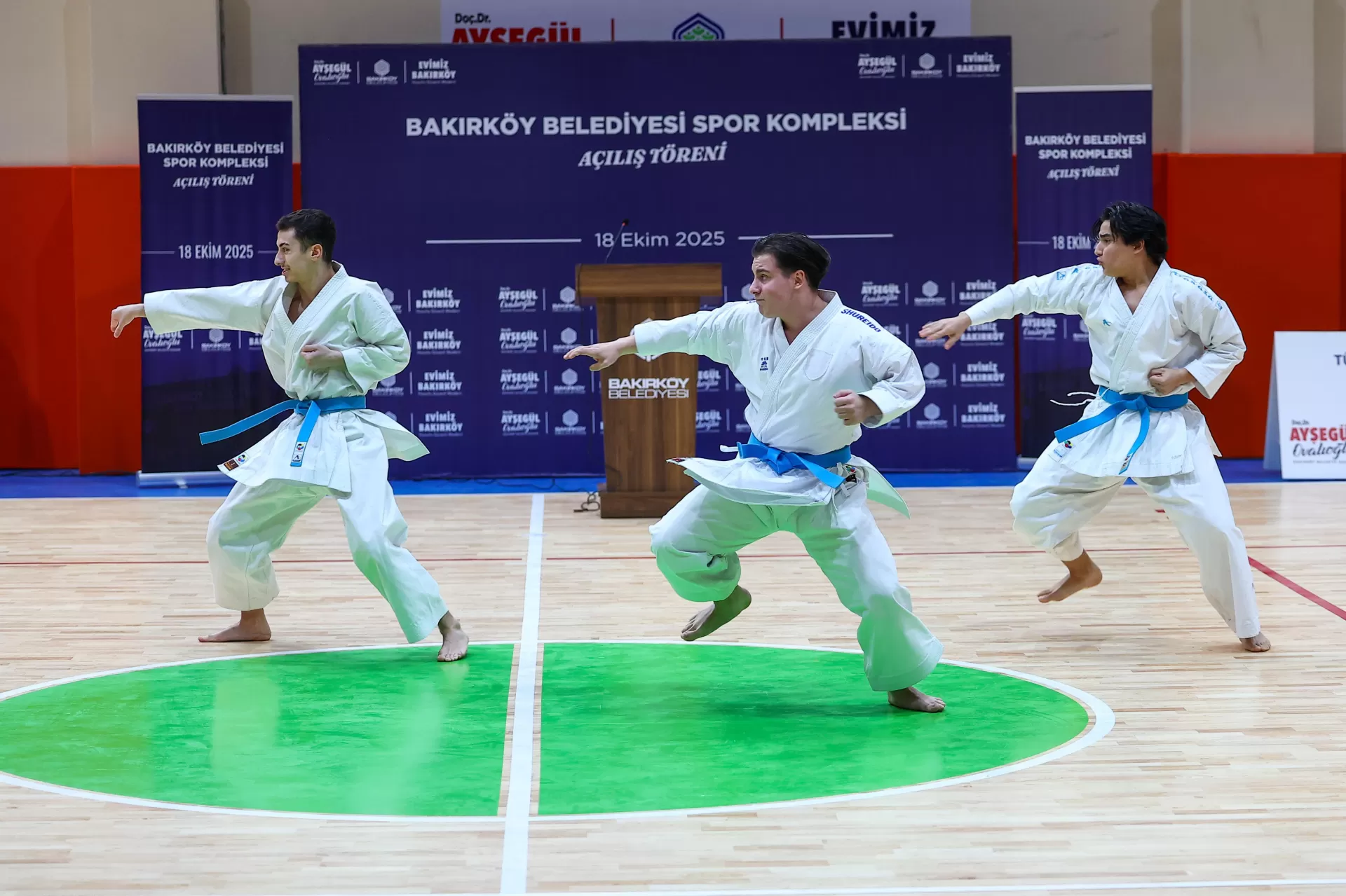 BAKIRKÖY BELEDİYESİ SPOR KOMPLEKSİ YEPYENİ HALİYLE HİZMETE AÇILDI