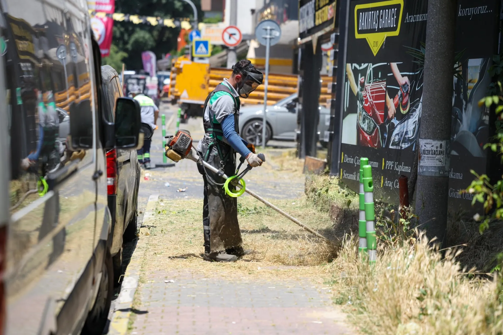 BAKIRKÖY'DE TEMİZLİK SEFERBERLİĞİ TÜM HIZIYLA SÜRÜYOR