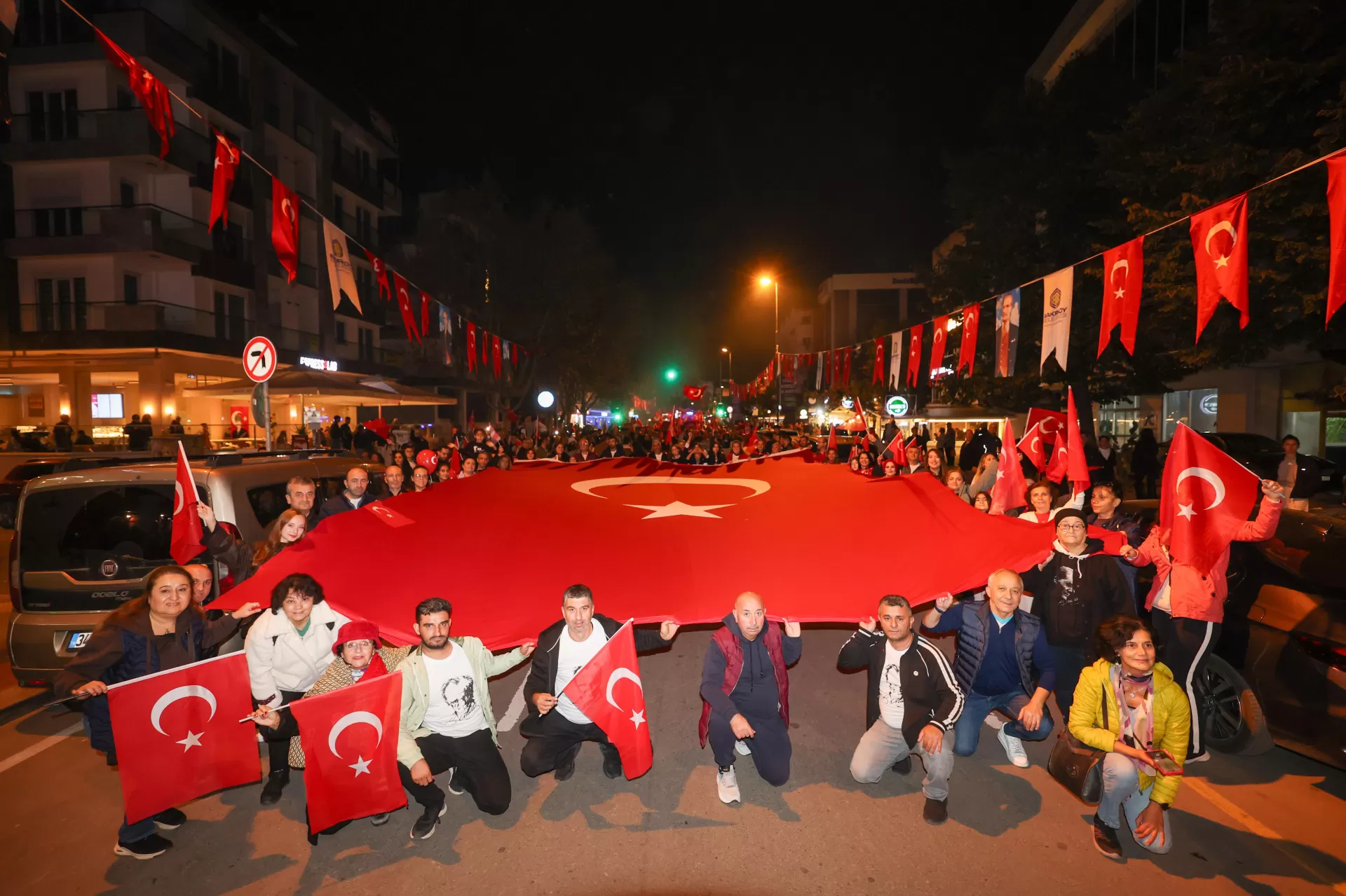 BAKIRKÖY’DE CUMHURİYET COŞKUSU KORAY AVCI KONSERİ İLE TAÇLANDI