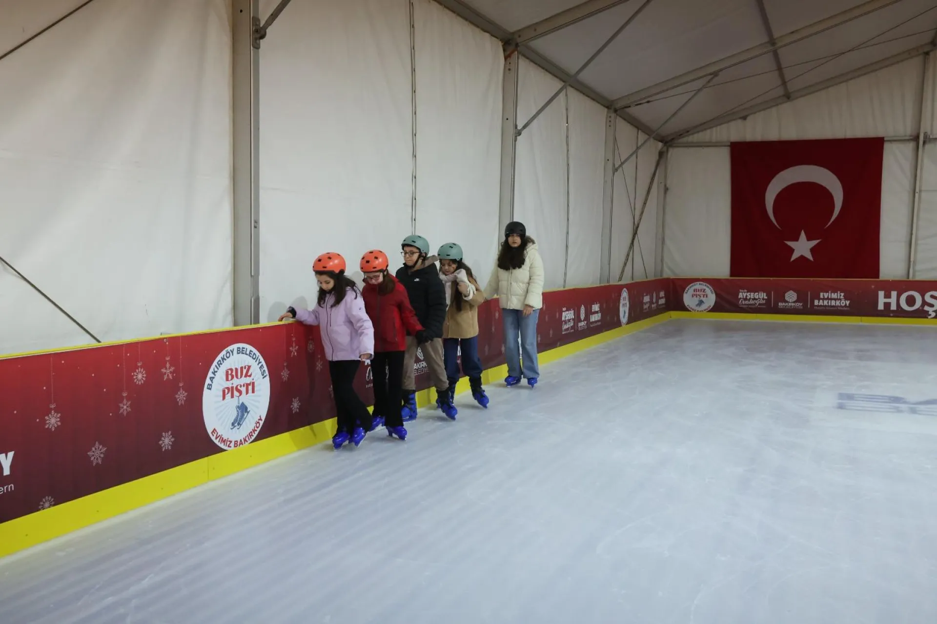 YARIYIL TATİLİNİN GÖZDESİ BAKIRKÖY BELEDİYESİ BUZ PİSTİ