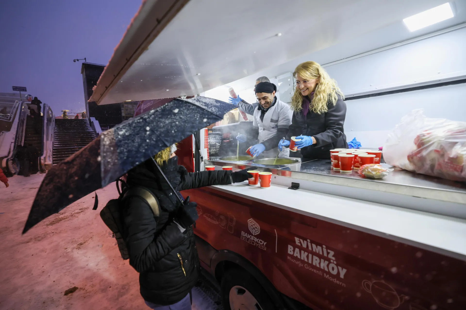 BAŞKAN OVALIOĞLU’NDAN KARDA SICAK ÇORBA İKRAMI
