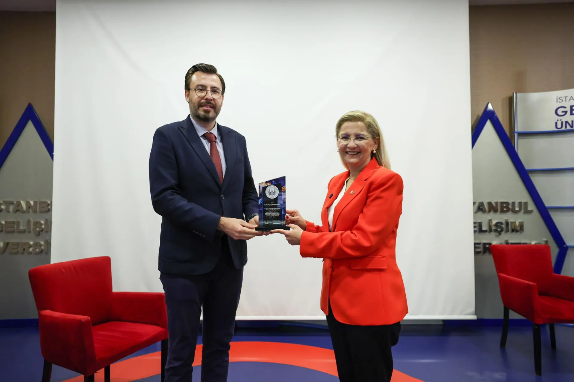 BAŞKAN OVALIOĞLU ÜNİVERSİTELİLERLE BULUŞTU