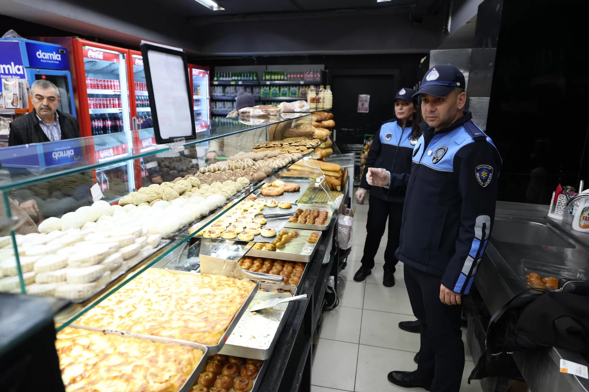 BAKIRKÖY ZABITASI HALK GÜVENLİĞİ İÇİN MARKET VE FIRINLARI DENETLEDİ