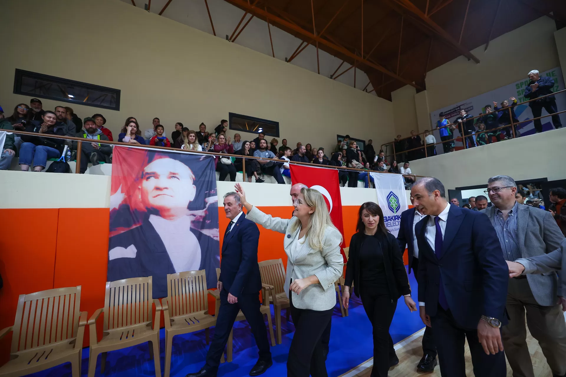 BAKIRKÖY BELEDİYESİ SPOR KOMPLEKSİ YEPYENİ HALİYLE HİZMETE AÇILDI