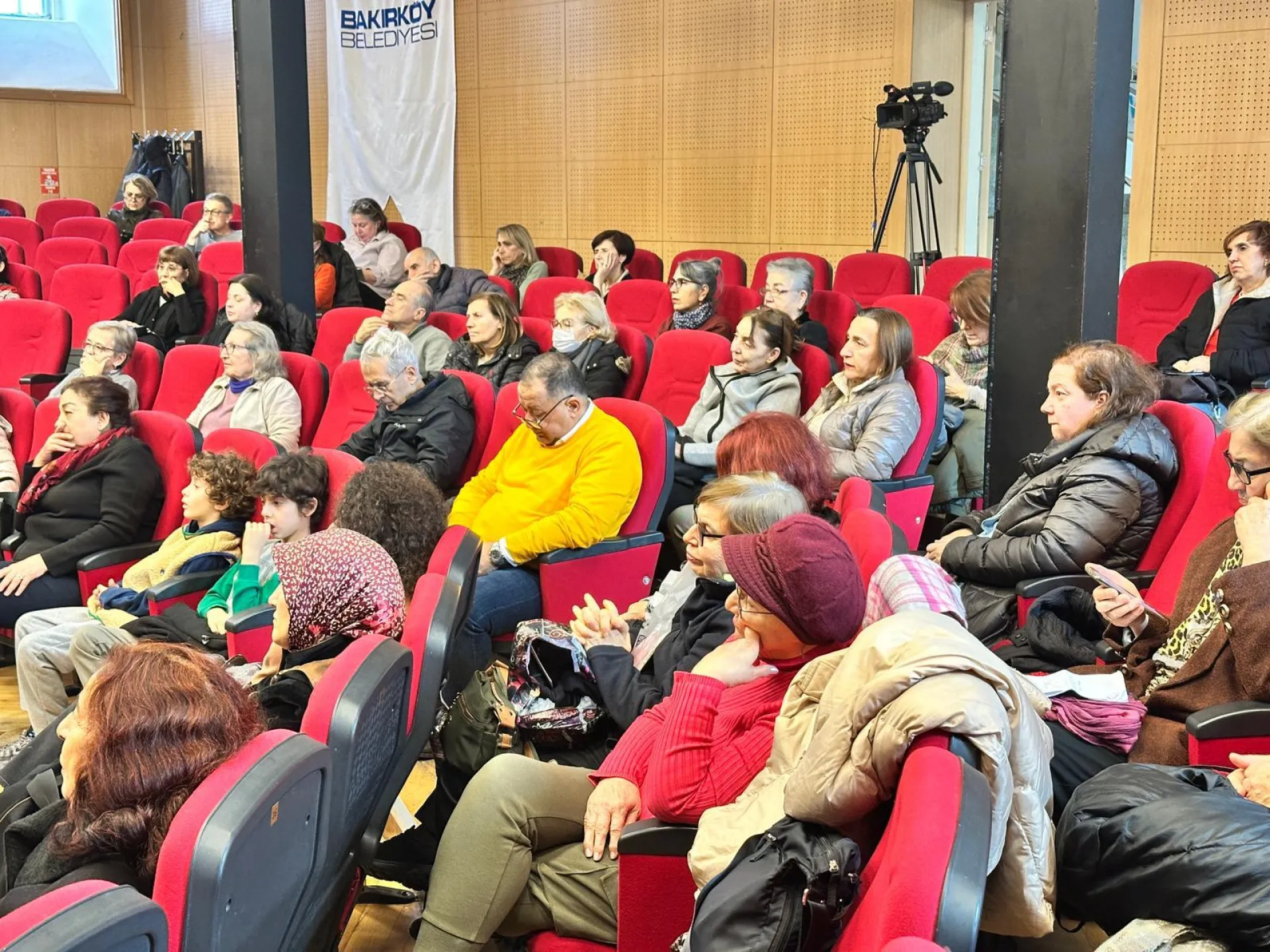 BAKIRKÖY MUHABBETİ’NİN BU HAFTAKİ KONUĞU MÜGE İPLİKÇİ OLDU