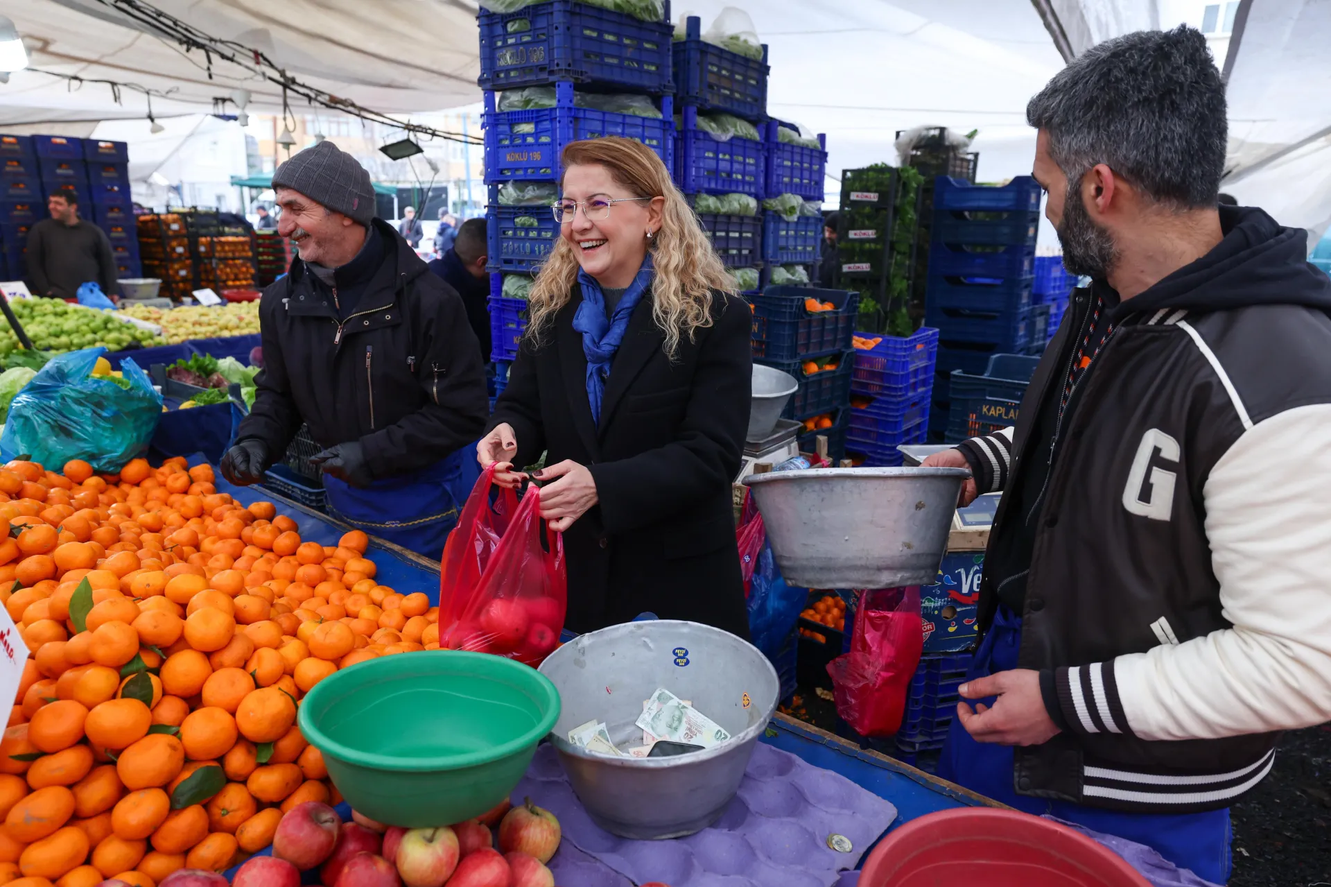 BAŞKAN OVALIOĞLU PAZAR ESNAFINI ZİYARET ETTİ