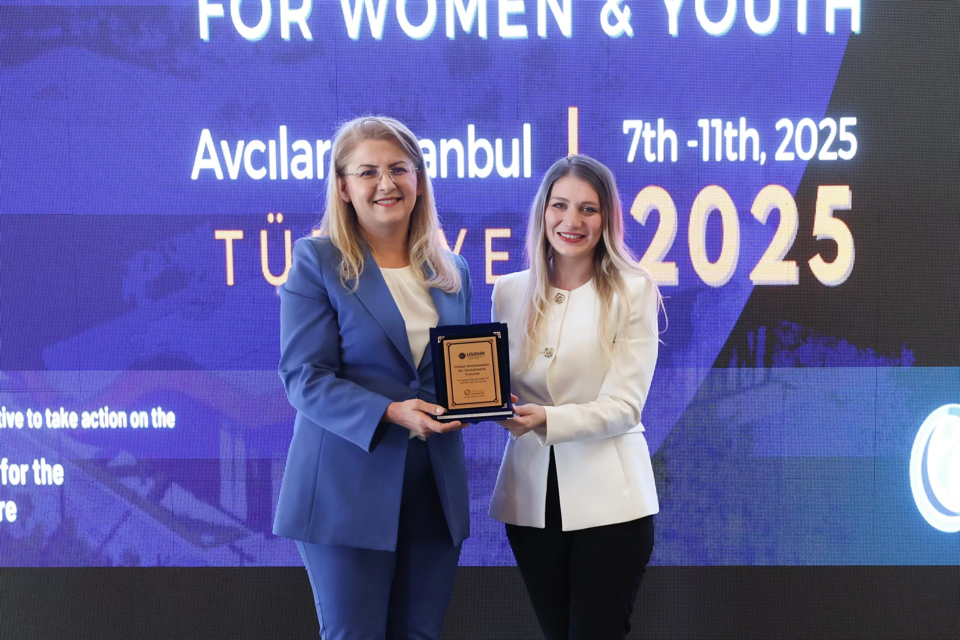 BAŞKAN OVALIOĞLU KADIN VE GENÇLİK ZİRVESİNDE KONUŞTU: “İSTANBUL’UN YEREL DENEYİMİ, DÜNYA İÇİN MODEL OLABİLİR”