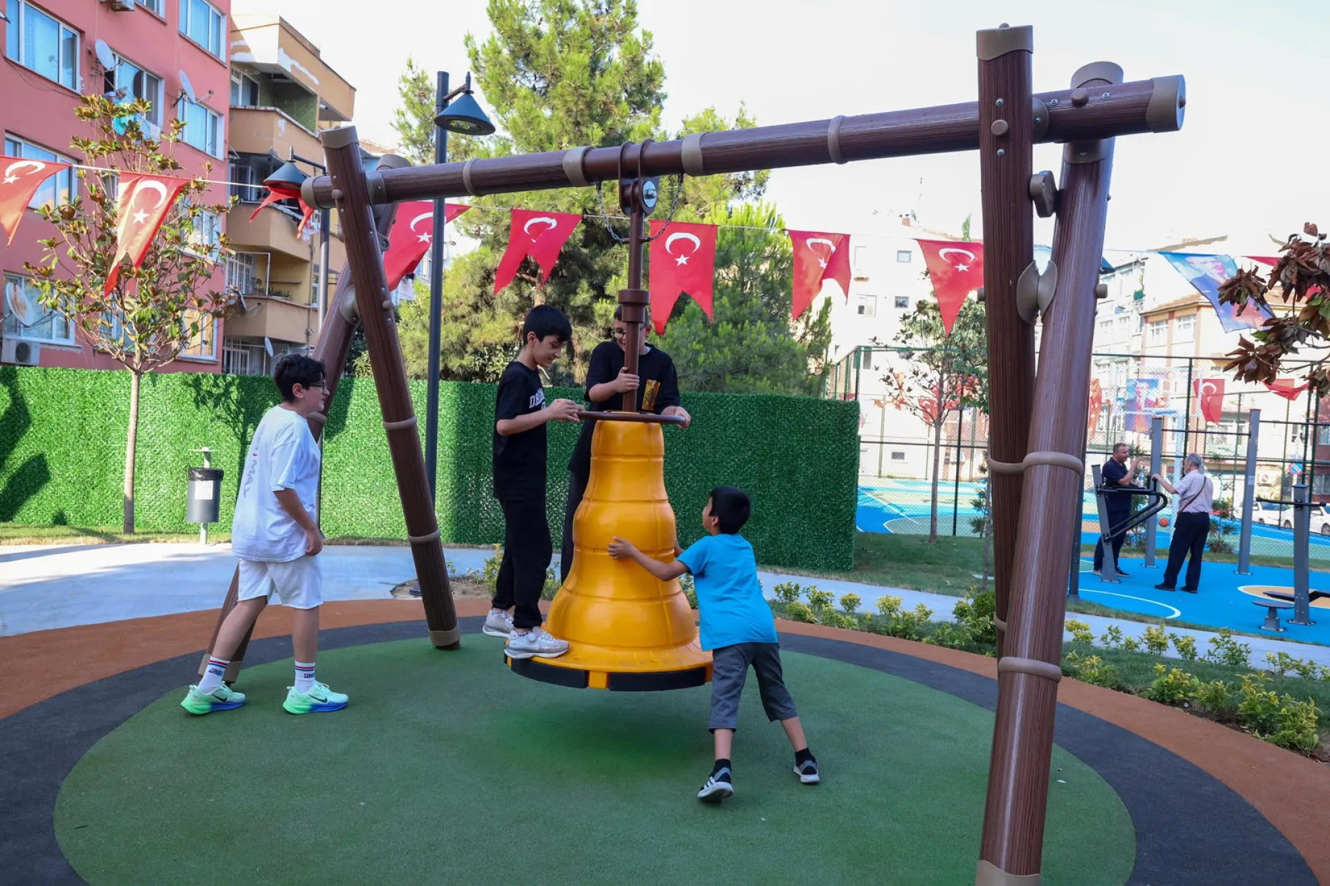 BAKIRKÖY VEFA PARKI YENİLENEN YÜZÜYLE HİZMETE AÇILDI