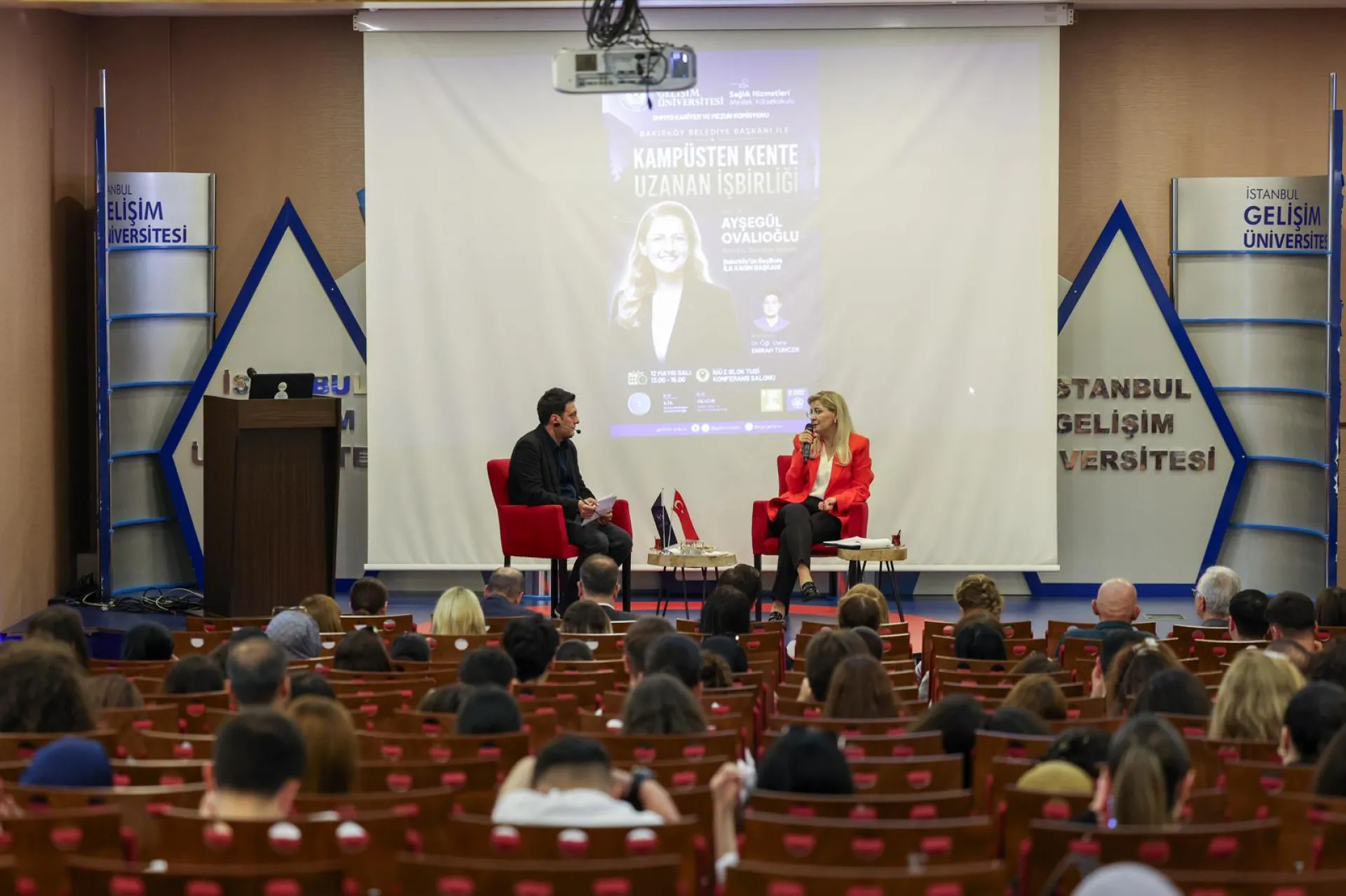 BAŞKAN OVALIOĞLU ÜNİVERSİTELİLERLE BULUŞTU