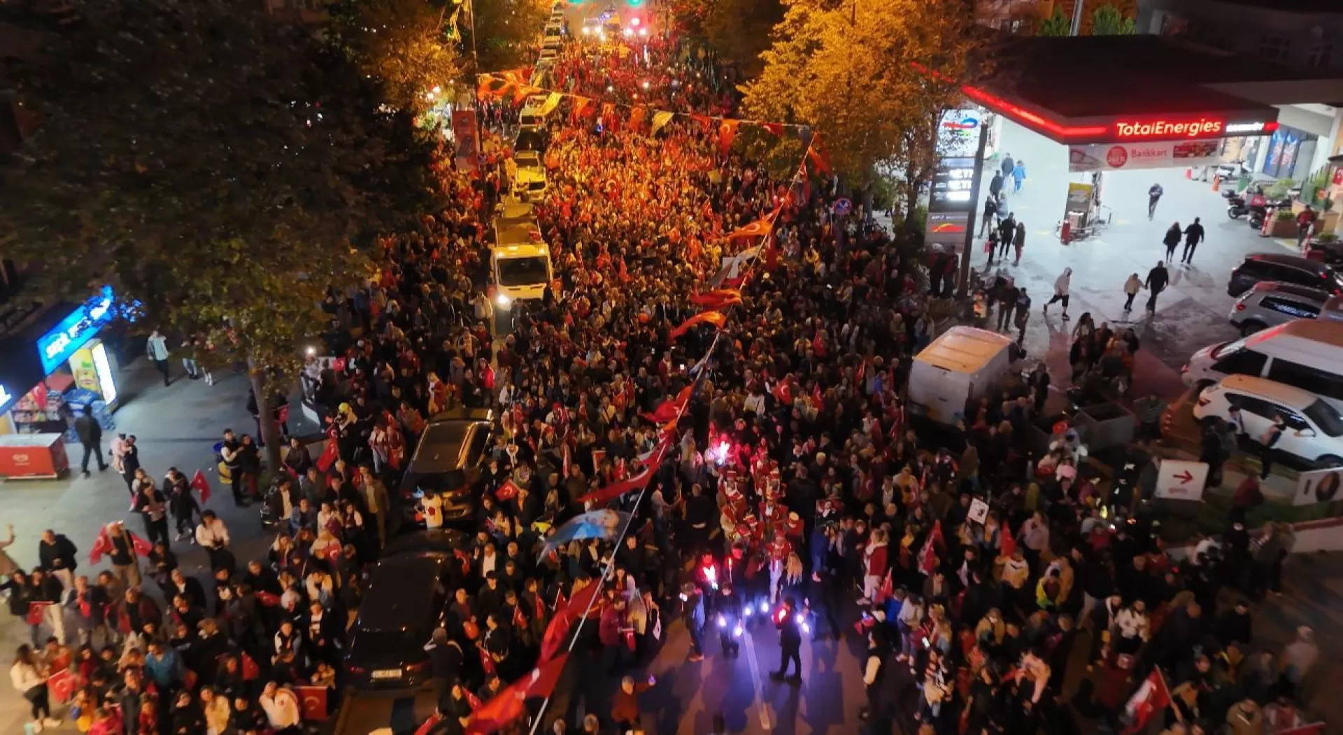 BAKIRKÖY’DE CUMHURİYET DAHA ÖNCE GÖRÜLMEMİŞ BİR COŞKUYLA KUTLANDI