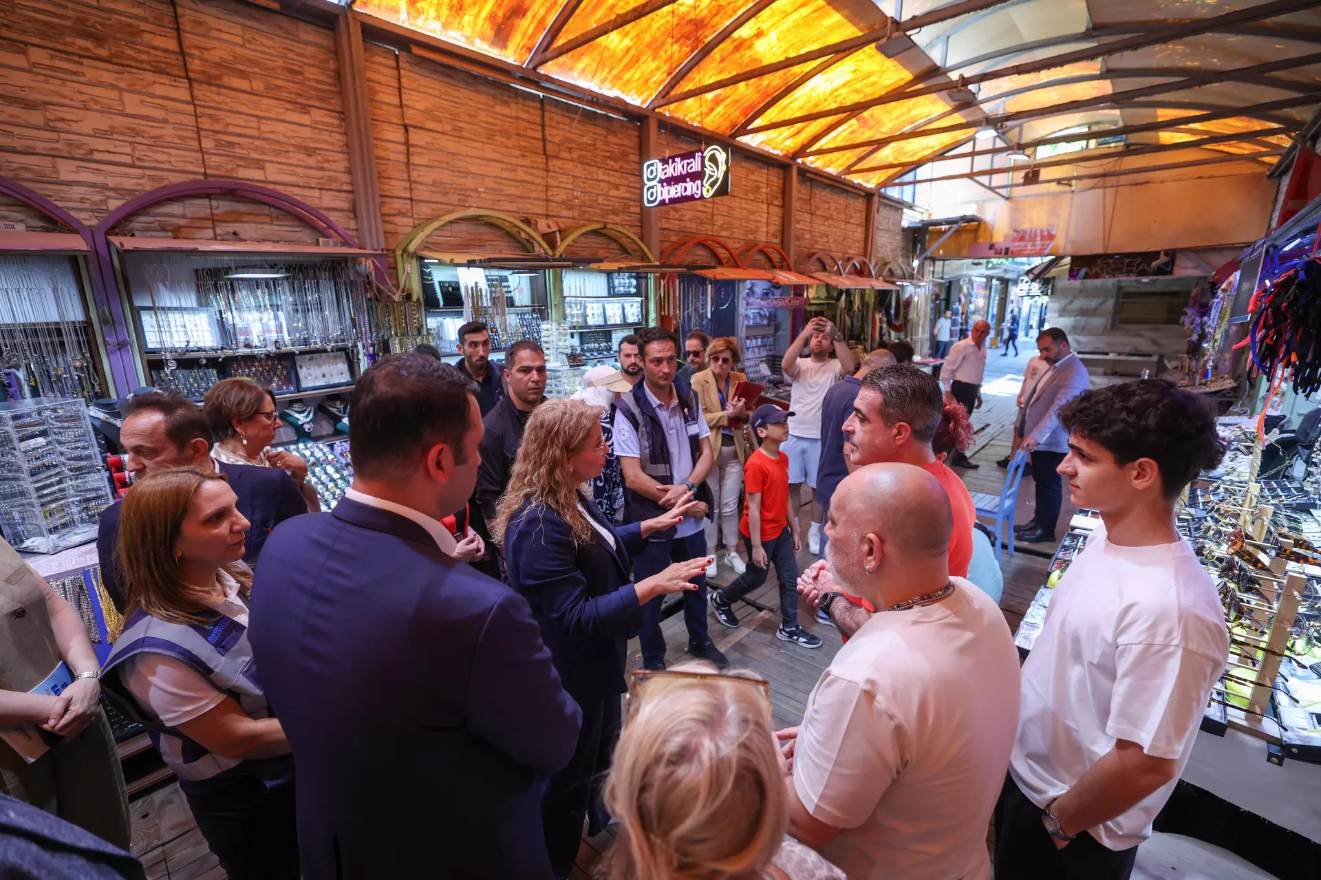 BAKIRKÖY'ÜN YOLLARI YENİLENİYOR