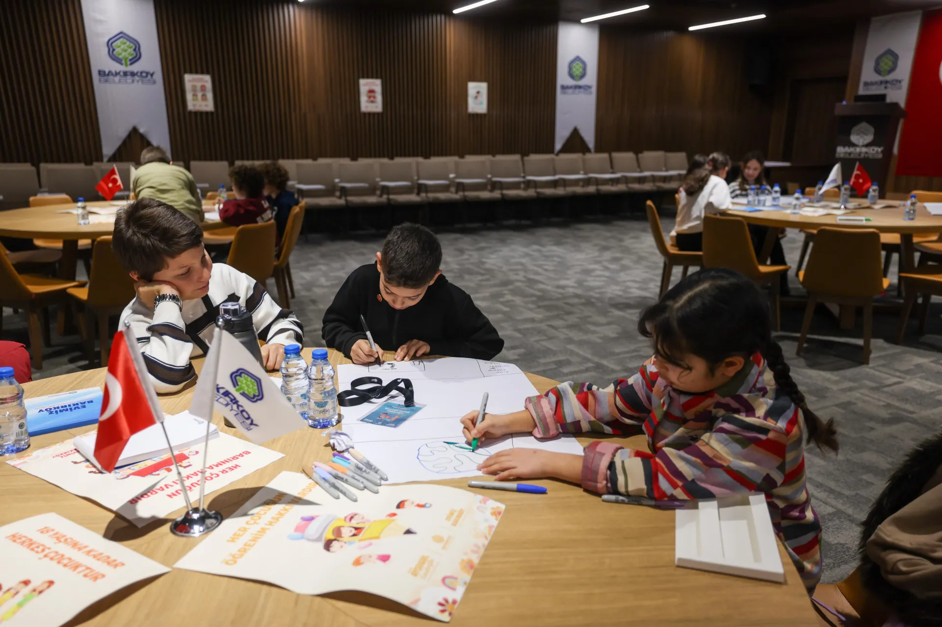 BAKIRKÖY’ÜN MİNİK MECLİS ÜYELERİ “YUVARLAK MASA”DA TOPLANDI