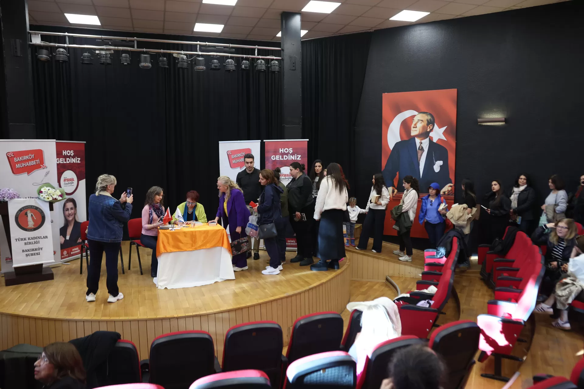 YAZAR BUKET UZUNER BAKIRKÖY’DE UNUTULMAYACAK BİR SÖYLEŞİ GERÇEKLEŞTİRDİ