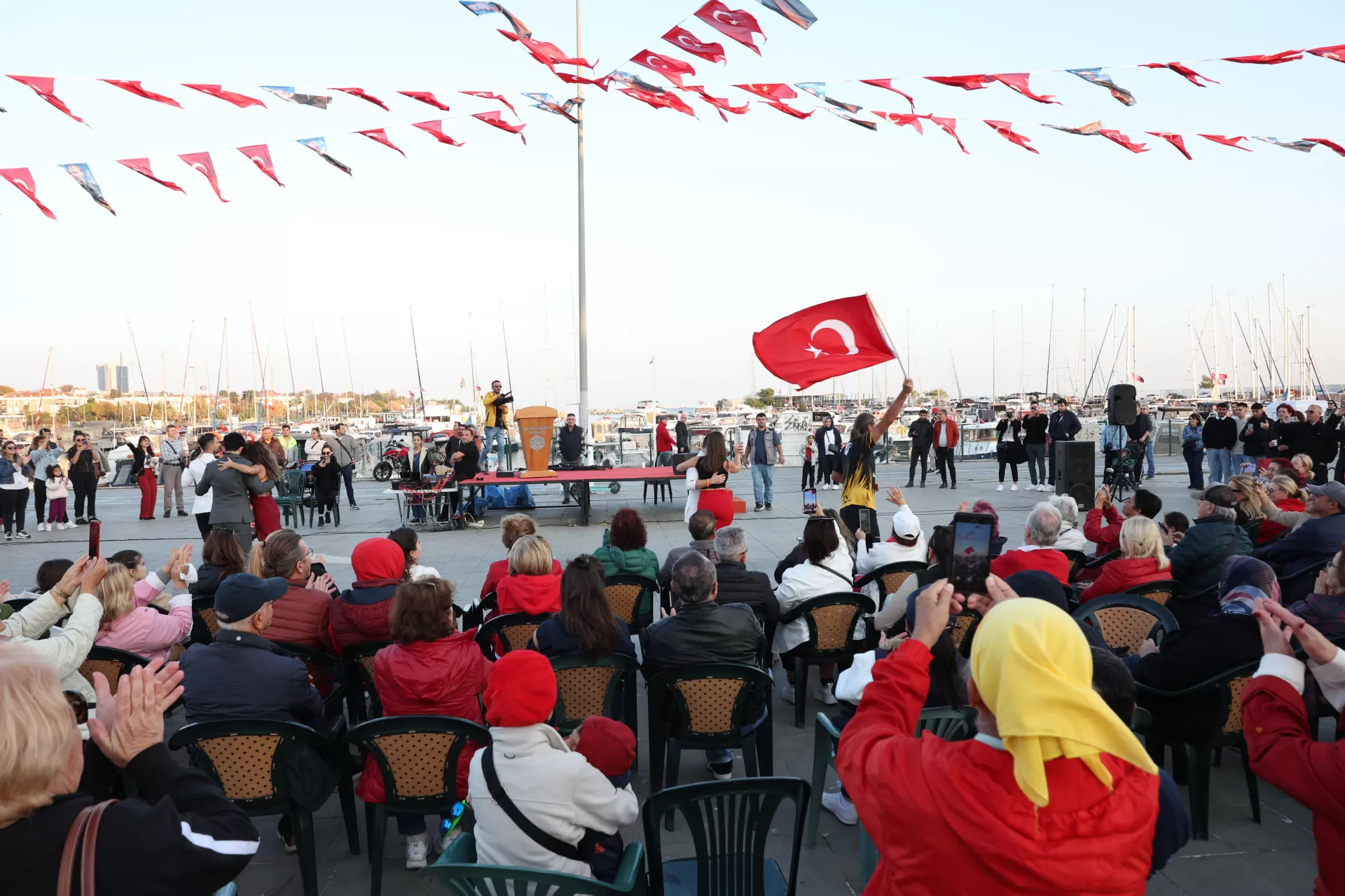 BAKIRKÖY’DE CUMHURİYET DAHA ÖNCE GÖRÜLMEMİŞ BİR COŞKUYLA KUTLANDI