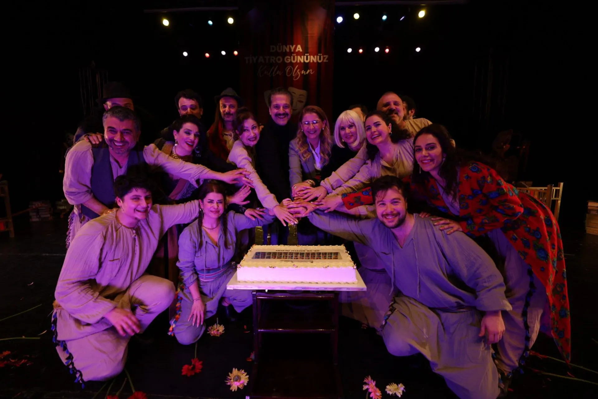 DÜNYA TİYATRO GÜNÜNDE SAHNE ÇİÇEK BAHÇESİNE DÖNDÜ